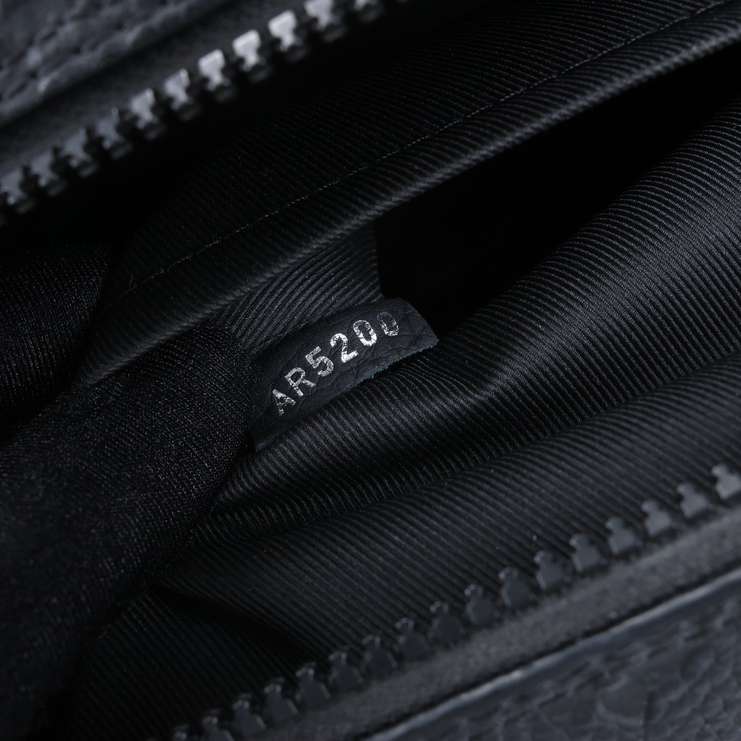Sac à main Louis Vuitton Monogram Emboss Soft Trunk 2 voies, noir M57410
