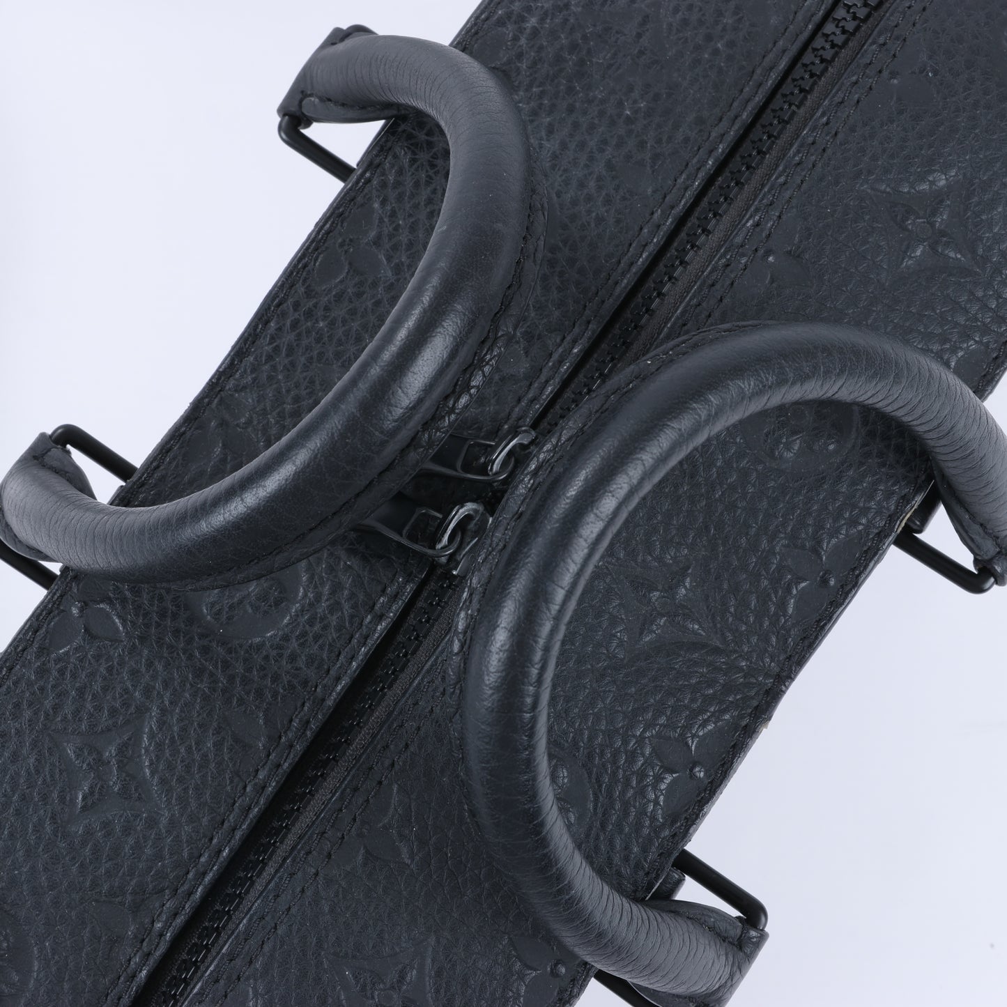Sac à main Louis Vuitton Monogram Emboss Soft Trunk 2 voies, noir M57410