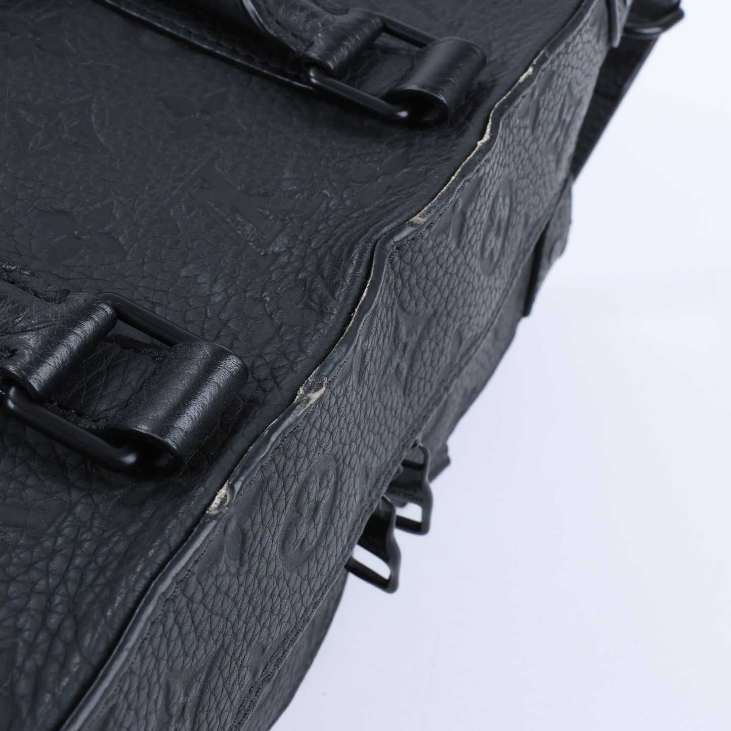 Sac à main Louis Vuitton Monogram Emboss Soft Trunk 2 voies, noir M57410