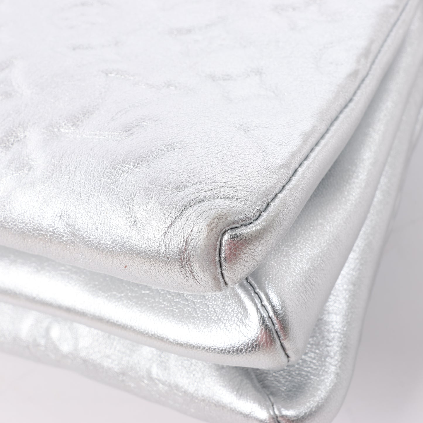 Sac à bandoulière Louis Vuitton Coussin PM double sens Monogram embossé argent M57913