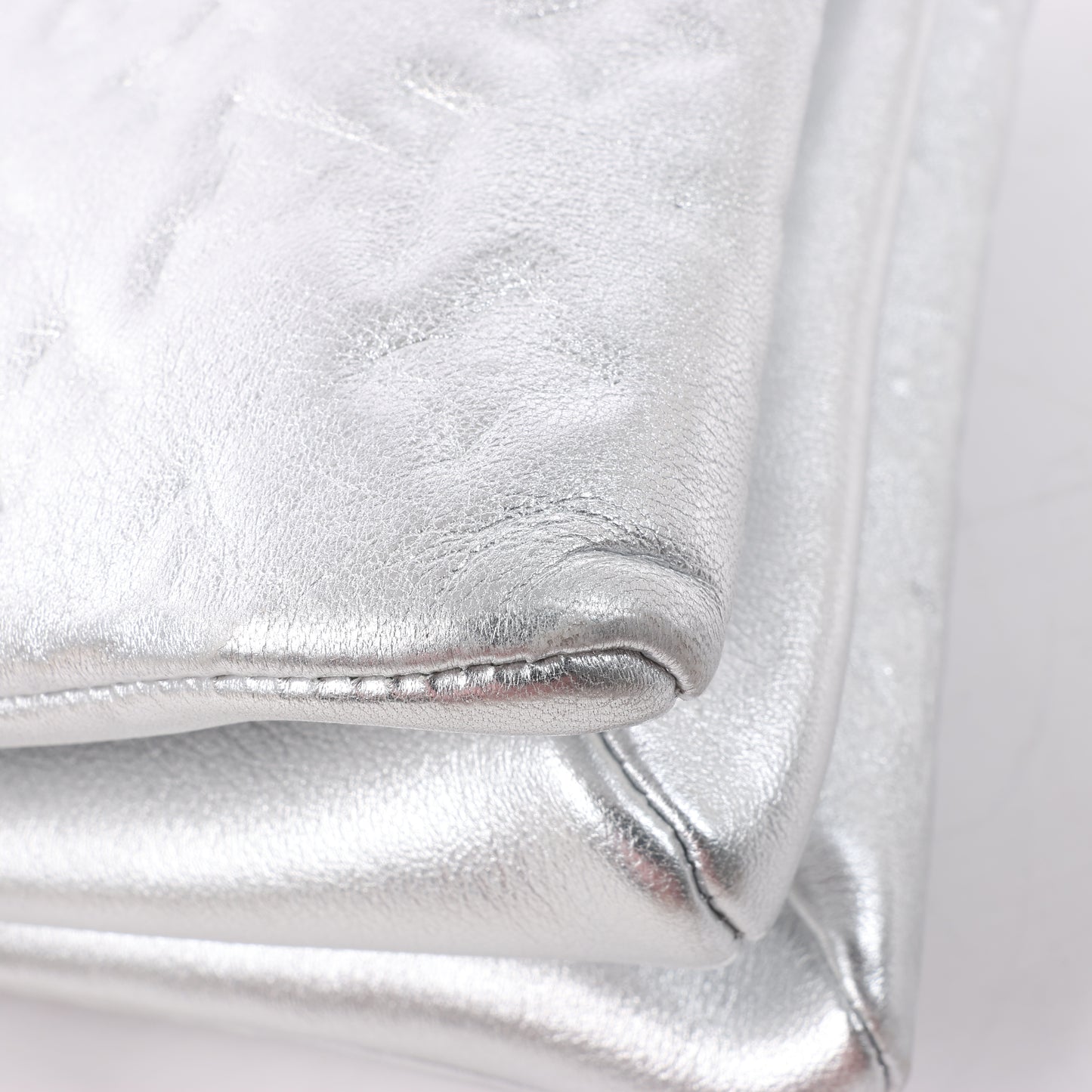 Sac à bandoulière Louis Vuitton Coussin PM double sens Monogram embossé argent M57913