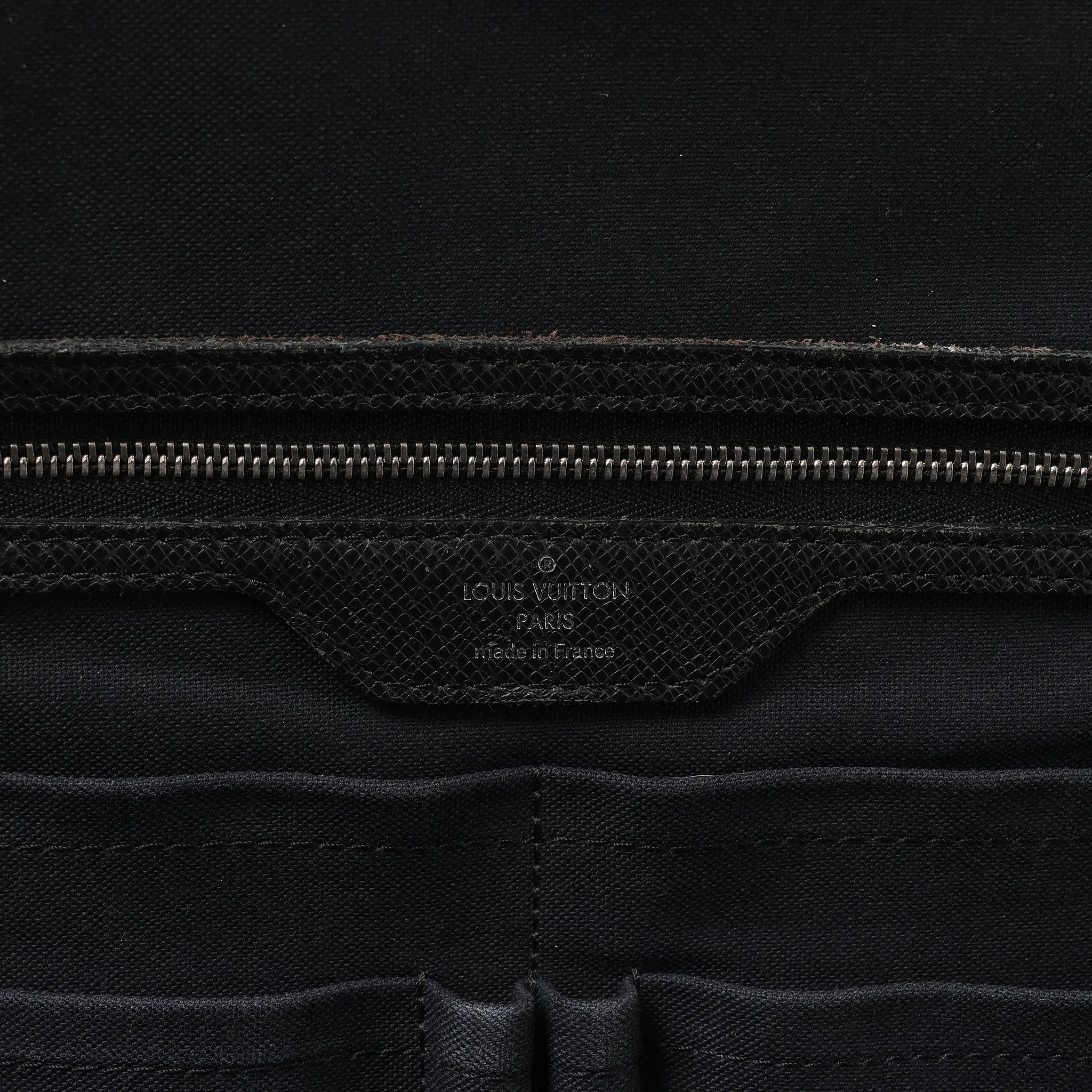 Louis Vuitton Neoigor Taiga Leather Handbag in Black M32782