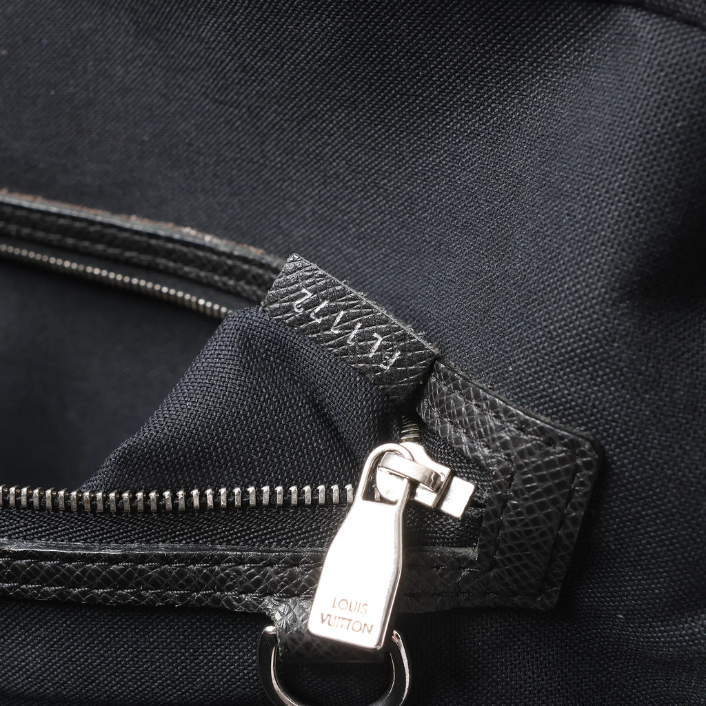 Louis Vuitton Neoigor Taiga Leather Handbag in Black M32782