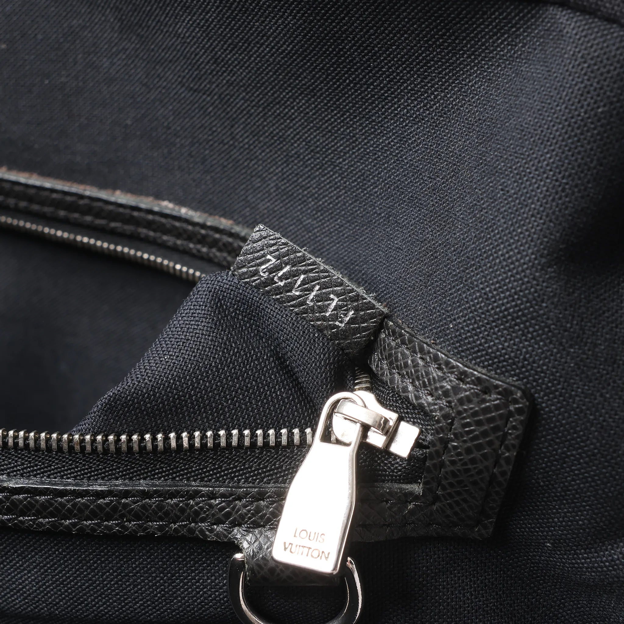 Louis Vuitton Neoigor Taiga Leather Handbag in Black M32782
