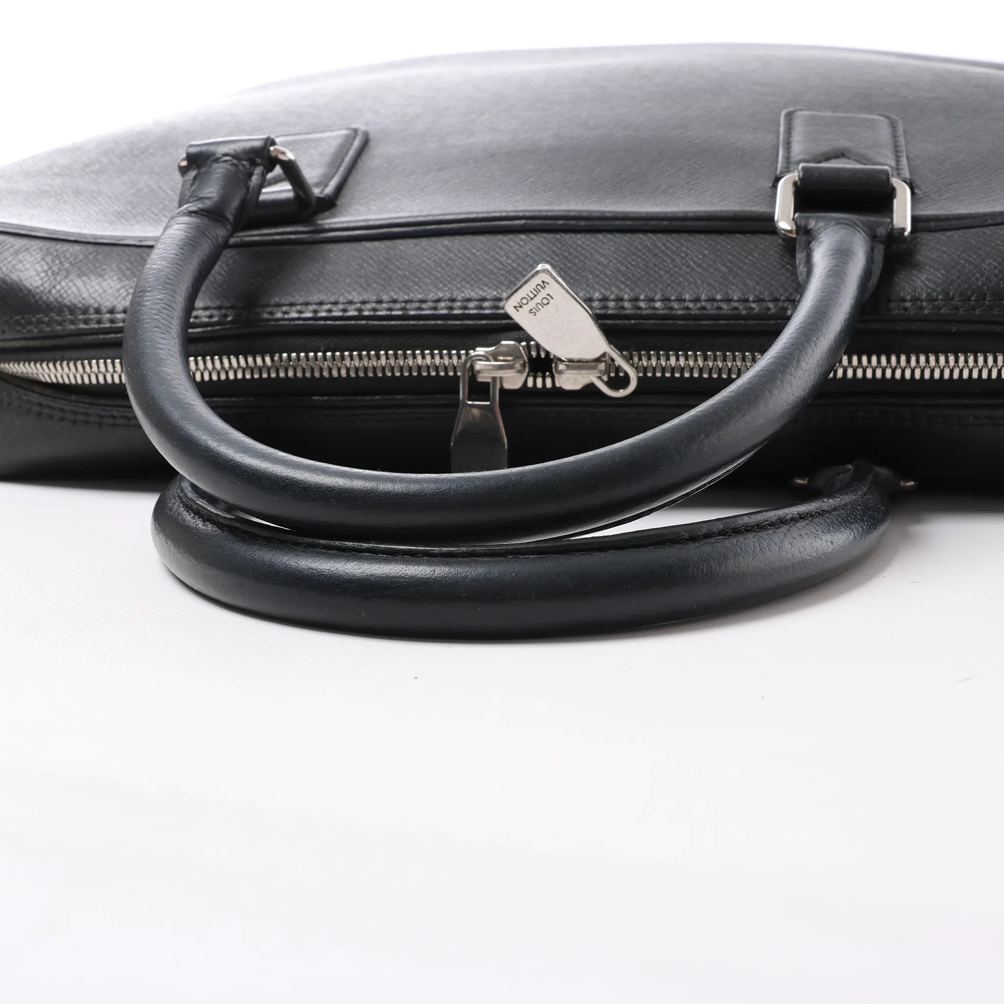 Louis Vuitton Neoigor Taiga Leather Handbag in Black M32782