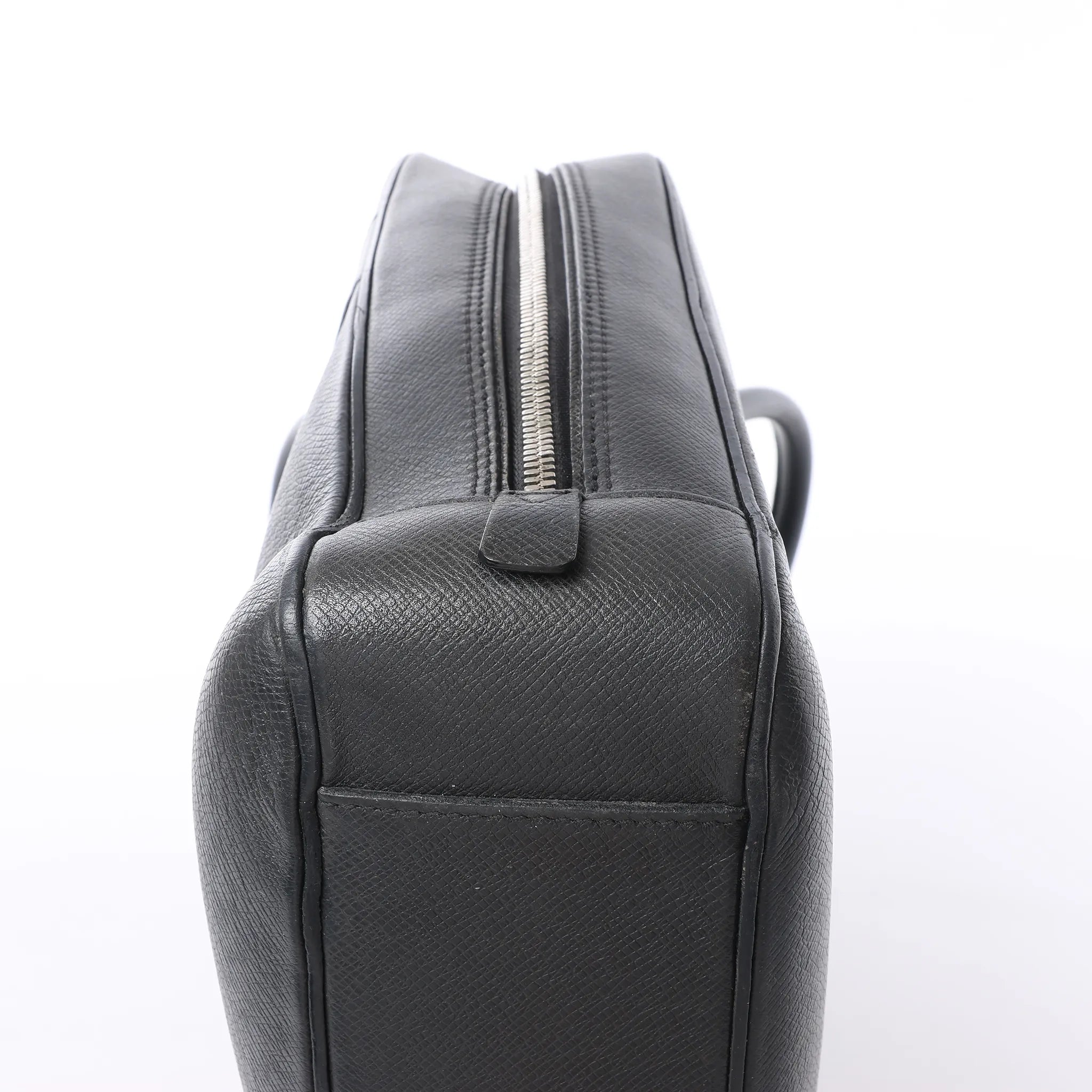 Louis Vuitton Neoigor Taiga Leather Handbag in Black M32782