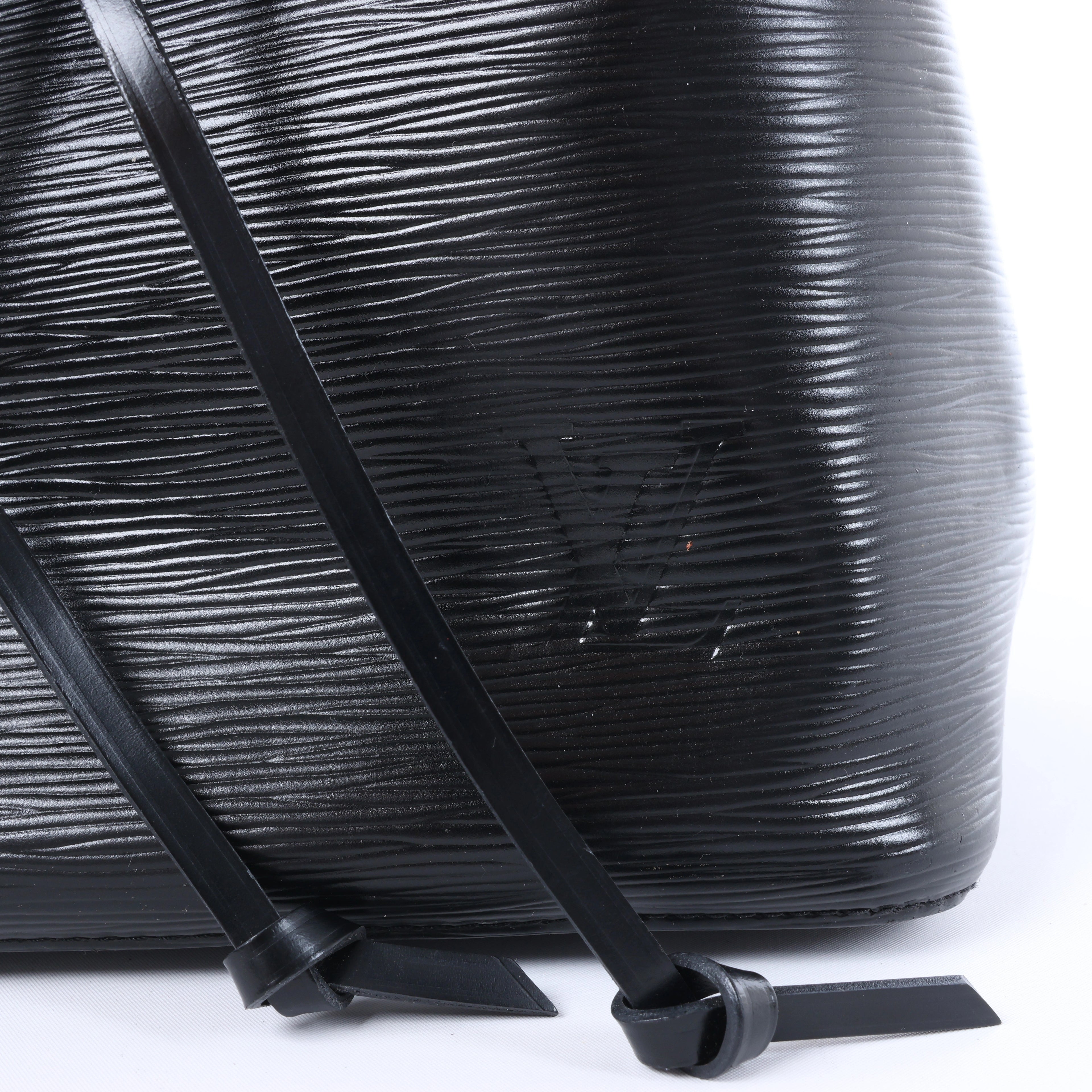 Louis Vuitton NeoNoe Epi Leather Shoulder Bag in Black M54366