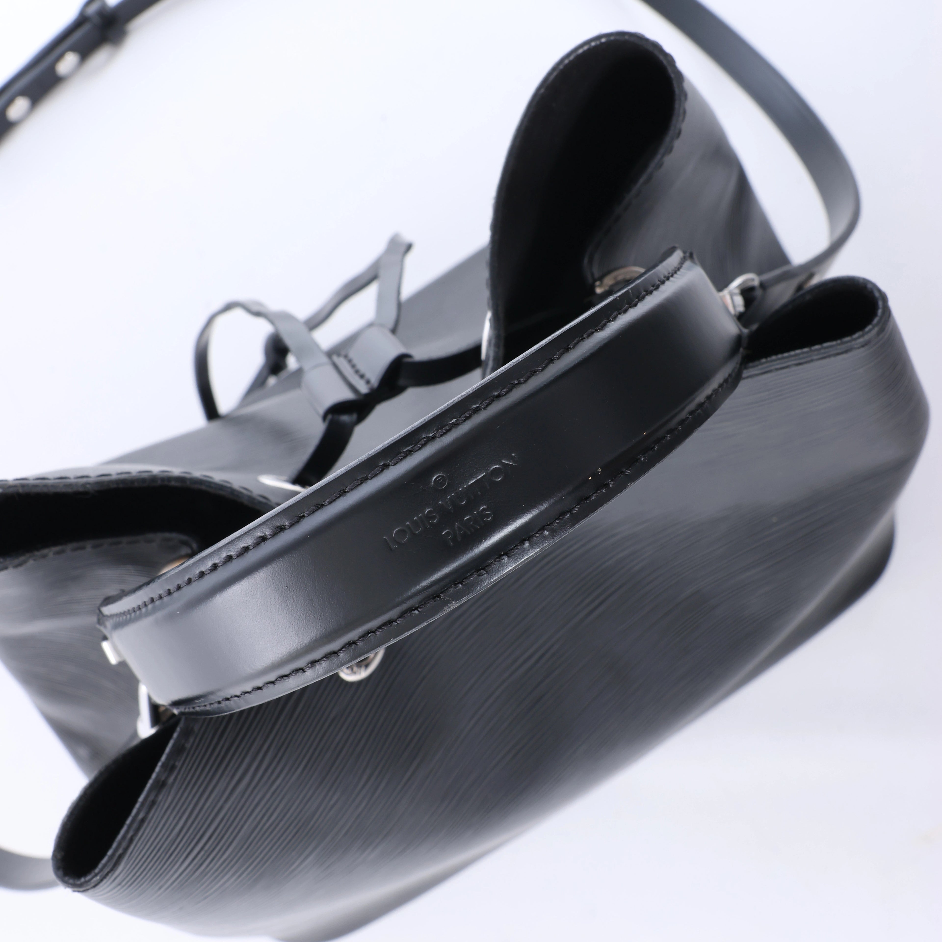 Louis Vuitton NeoNoe Epi Leather Shoulder Bag in Black M54366