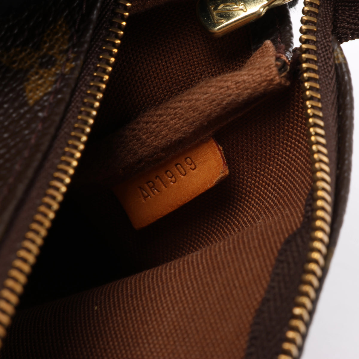 Bolso de mano Louis Vuitton Pochette Accessoir de lona con monograma en marrón M51980