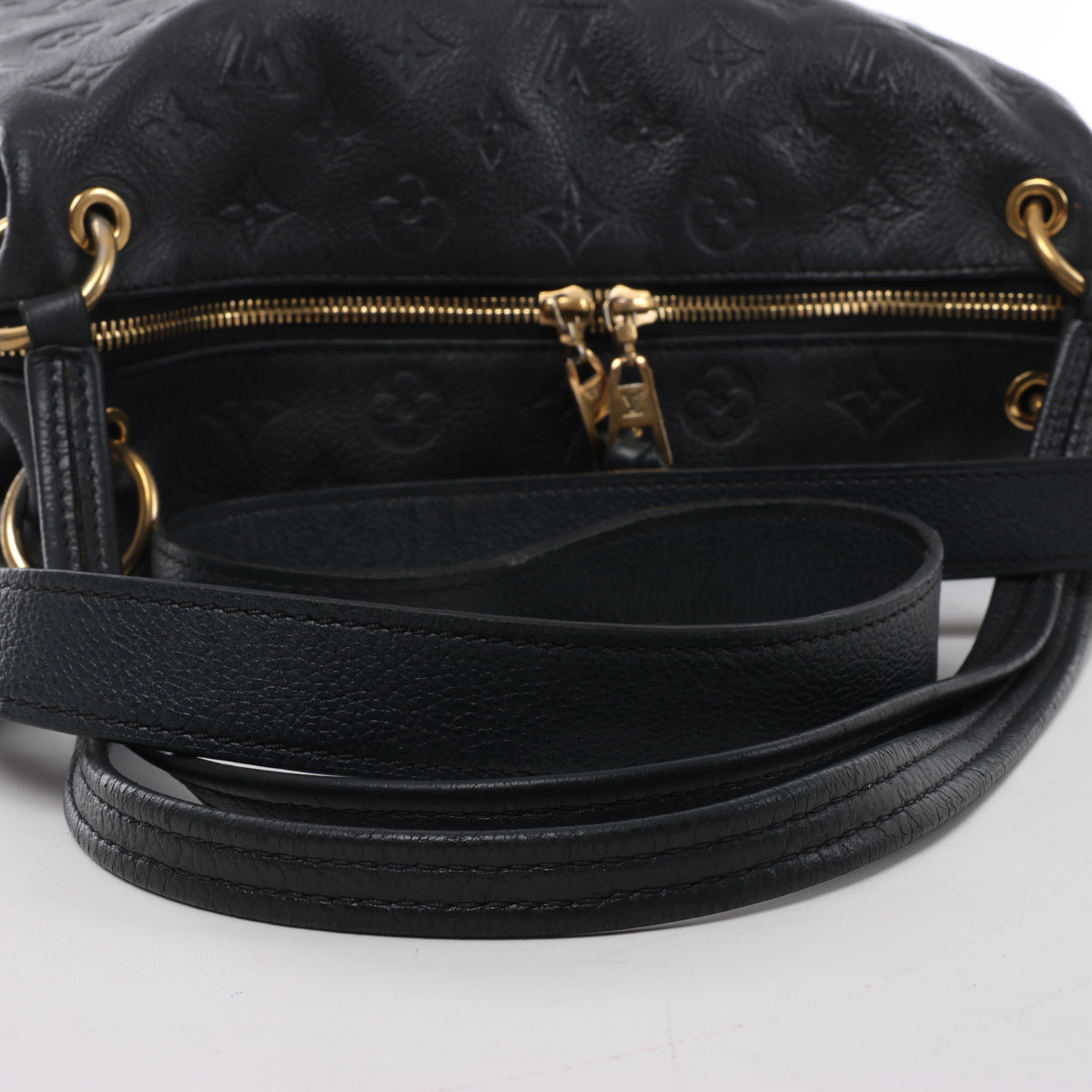 Bolso de hombro Louis Vuitton Pontheiu Monogram Empreinte en negro M43719