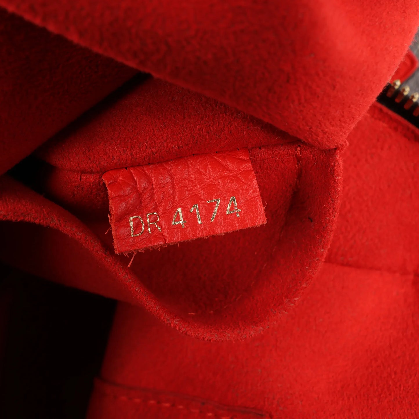 Louis Vuitton Retiro PM Monogram Canvas Handtasche in Braun x Rot M50057