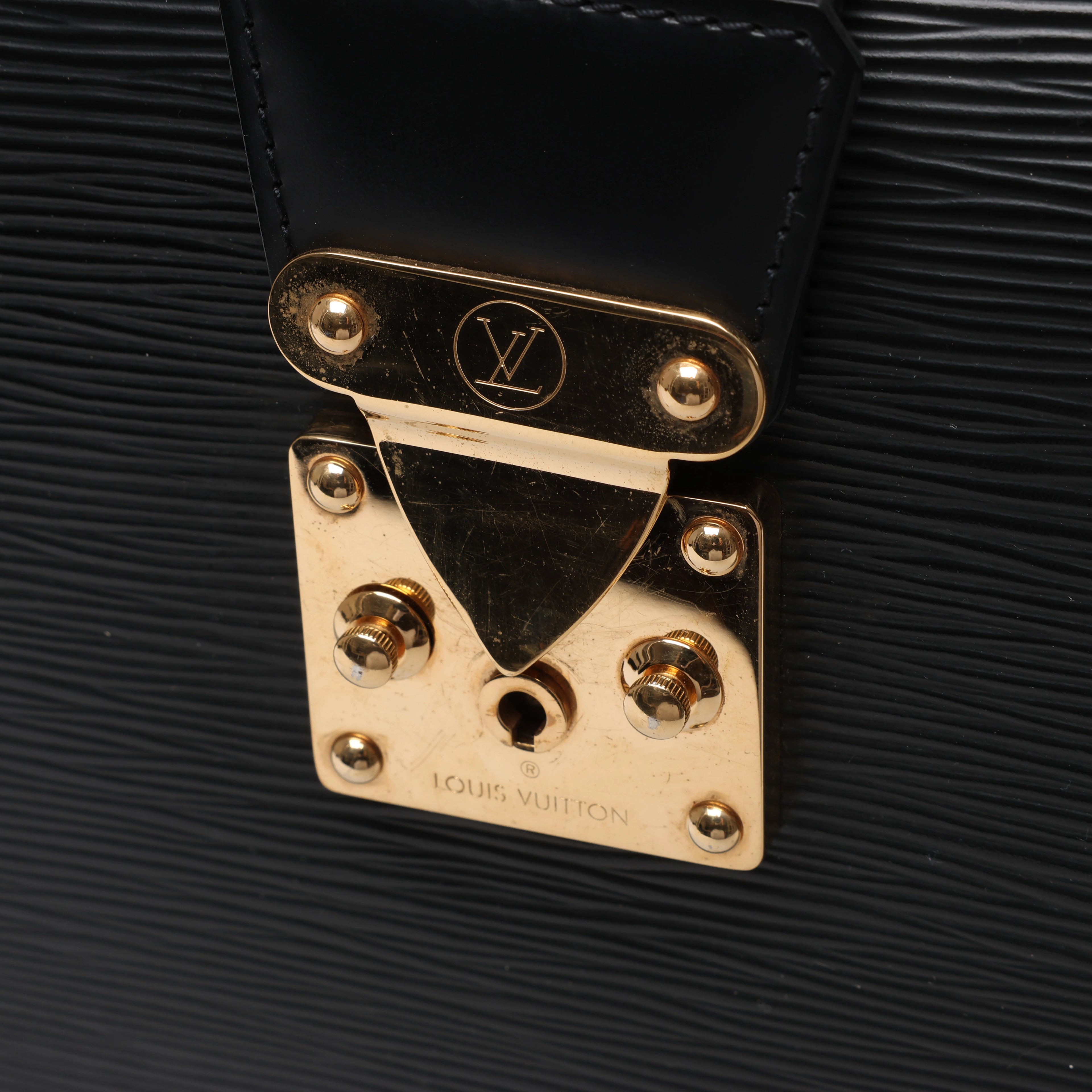 Maletín Louis Vuitton Robusto de Cuero Taiga en Negro