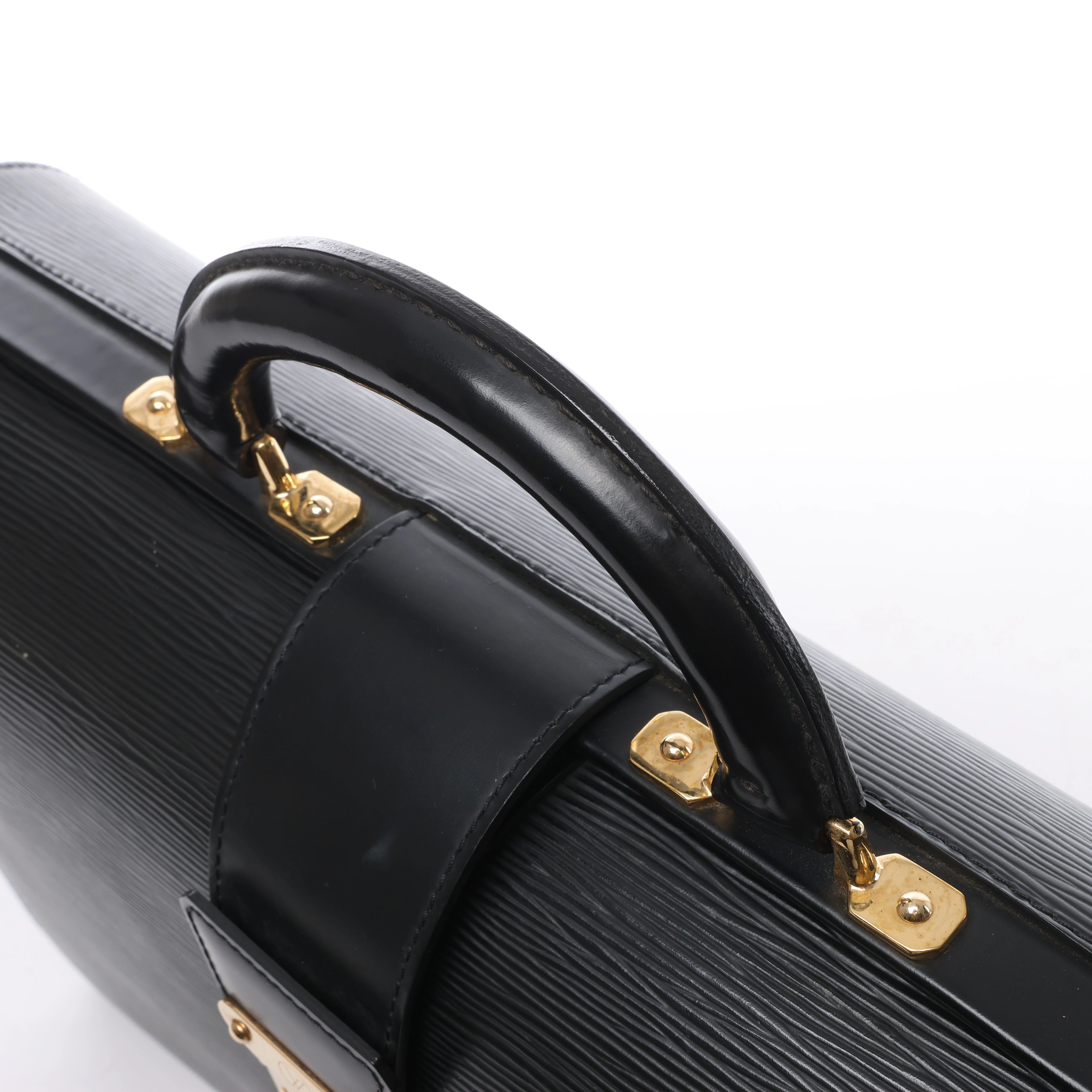 Maletín Louis Vuitton Robusto de Cuero Taiga en Negro