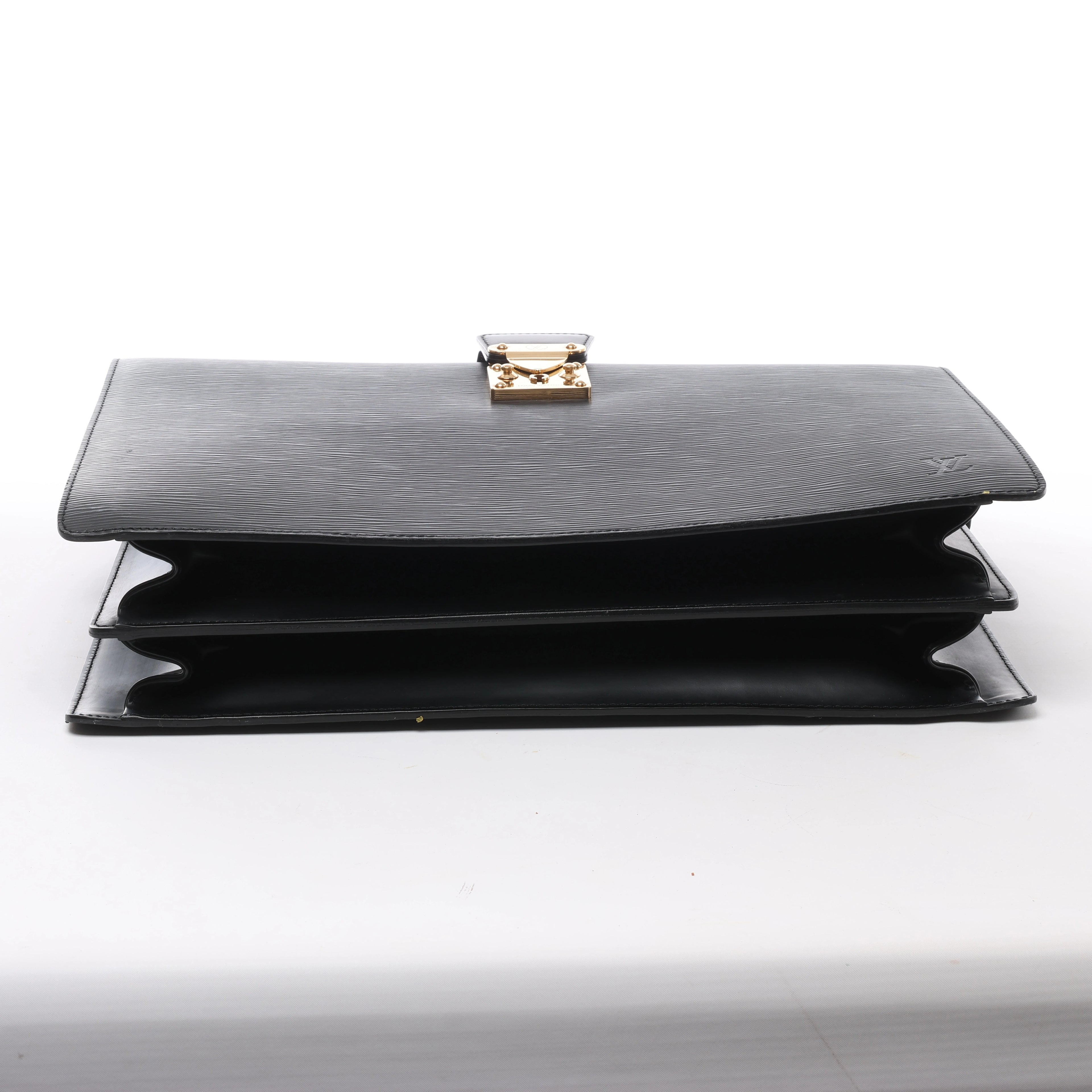 Maletín Louis Vuitton Robusto de Cuero Taiga en Negro
