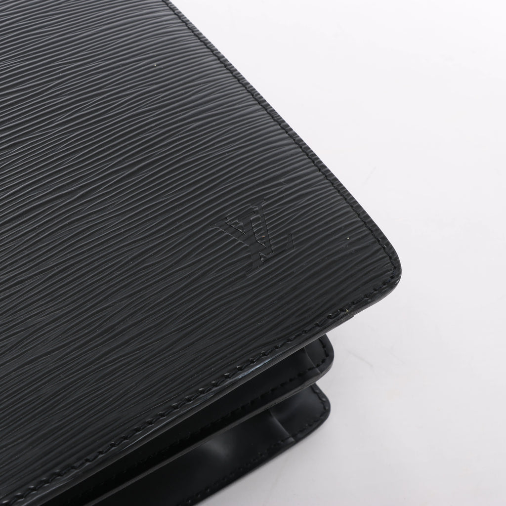 Maletín Louis Vuitton Robusto de Cuero Taiga en Negro