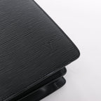 Maletín Louis Vuitton Robusto de Cuero Taiga en Negro