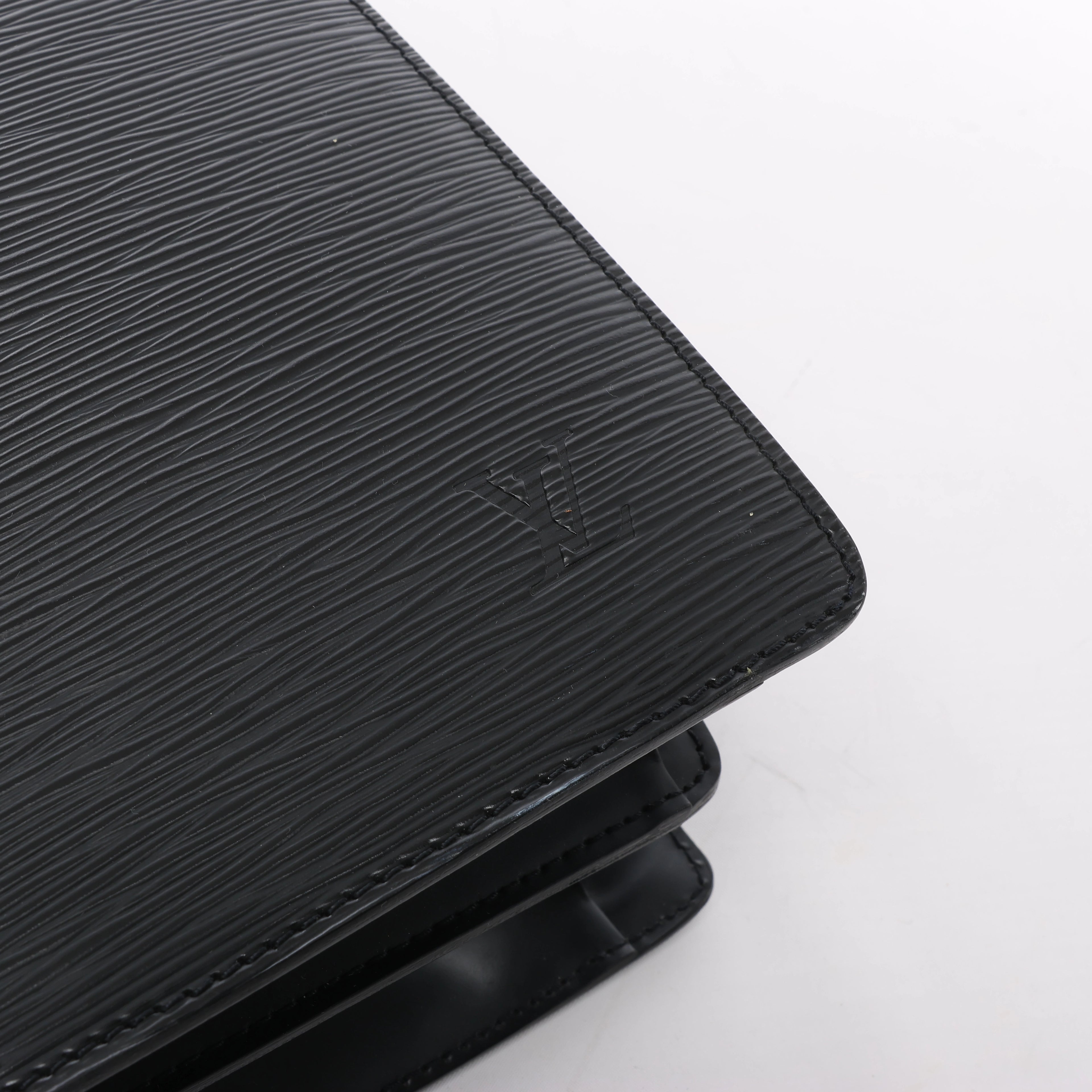 Maletín Louis Vuitton Robusto de Cuero Taiga en Negro