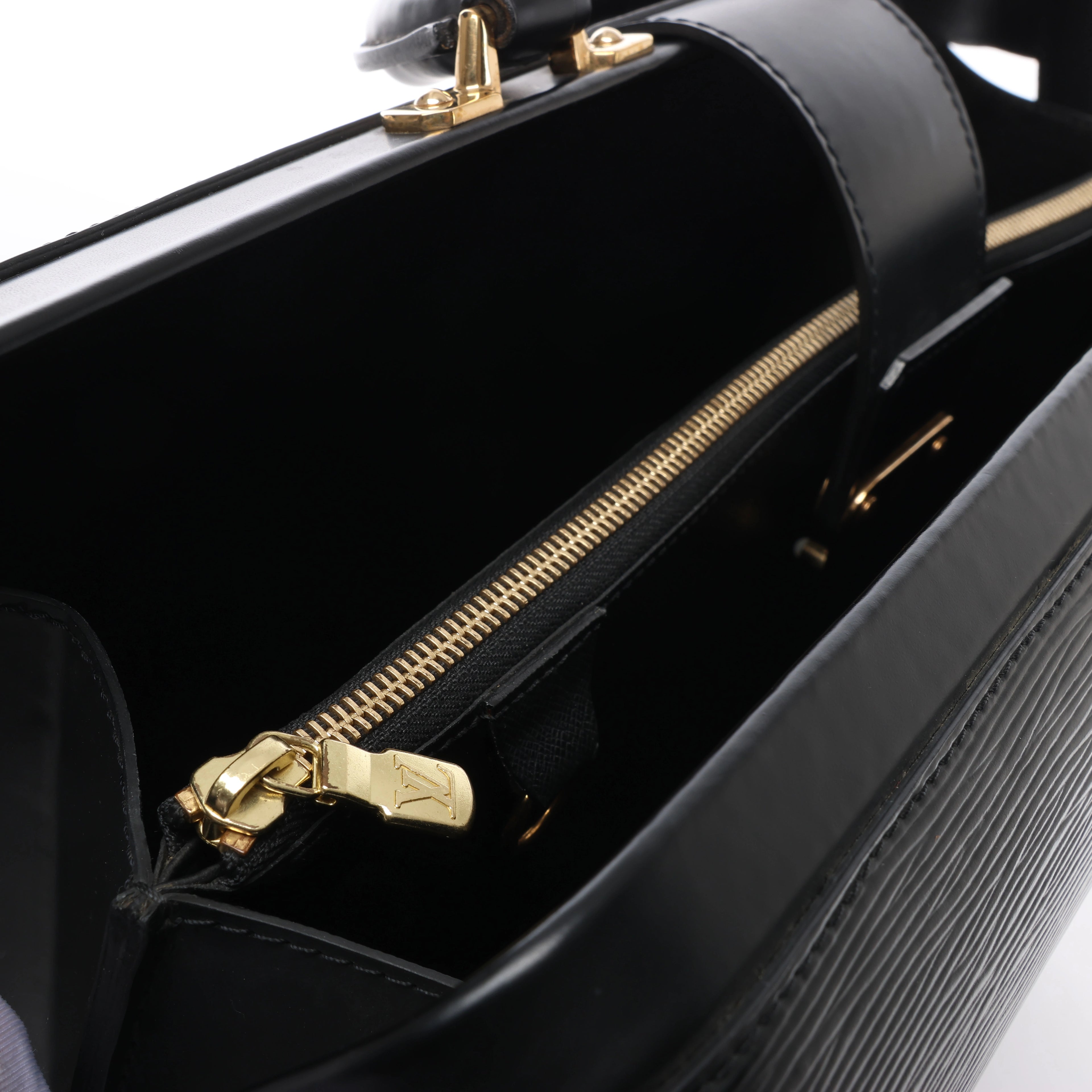 Maletín Louis Vuitton Robusto de Cuero Taiga en Negro