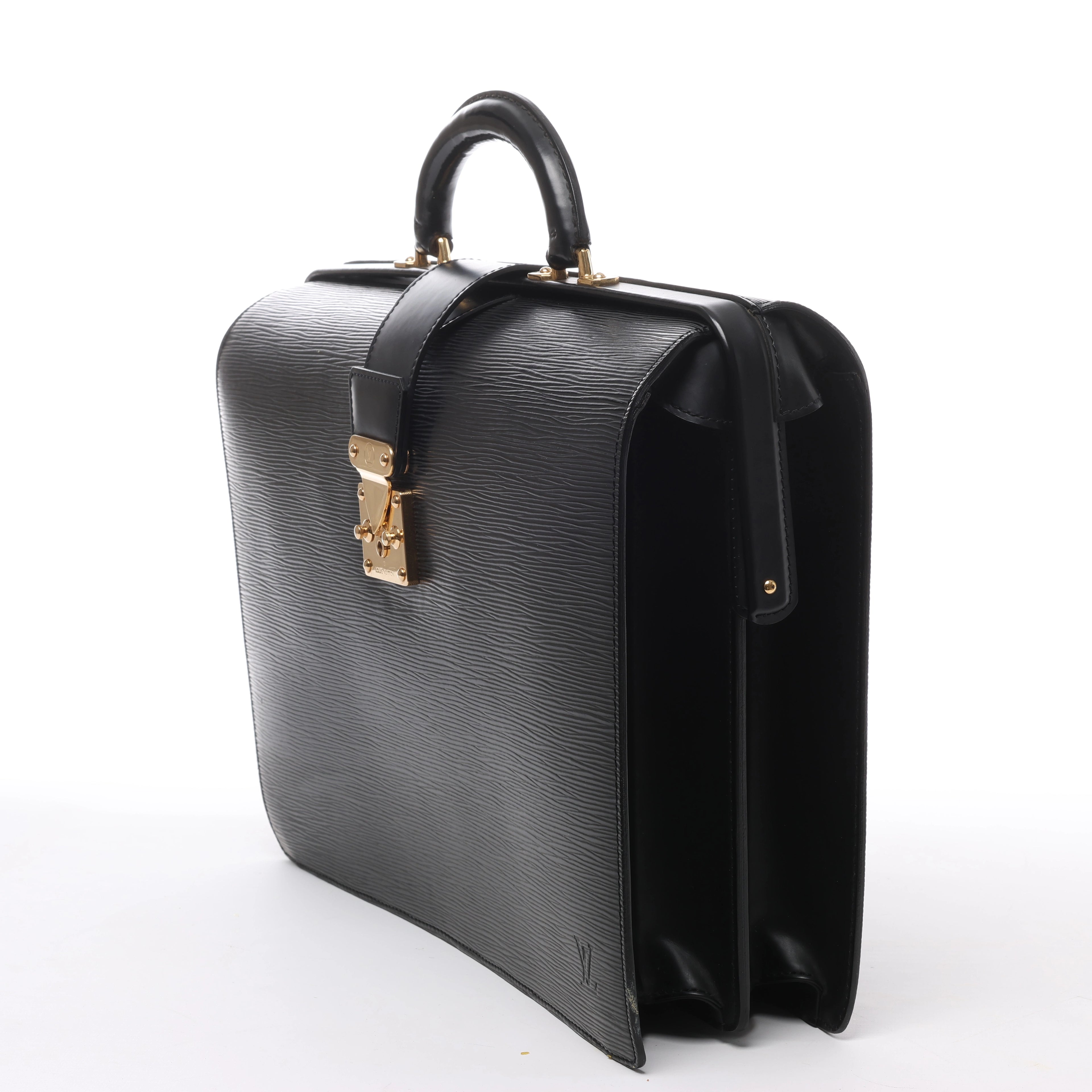 Maletín Louis Vuitton Robusto de Cuero Taiga en Negro