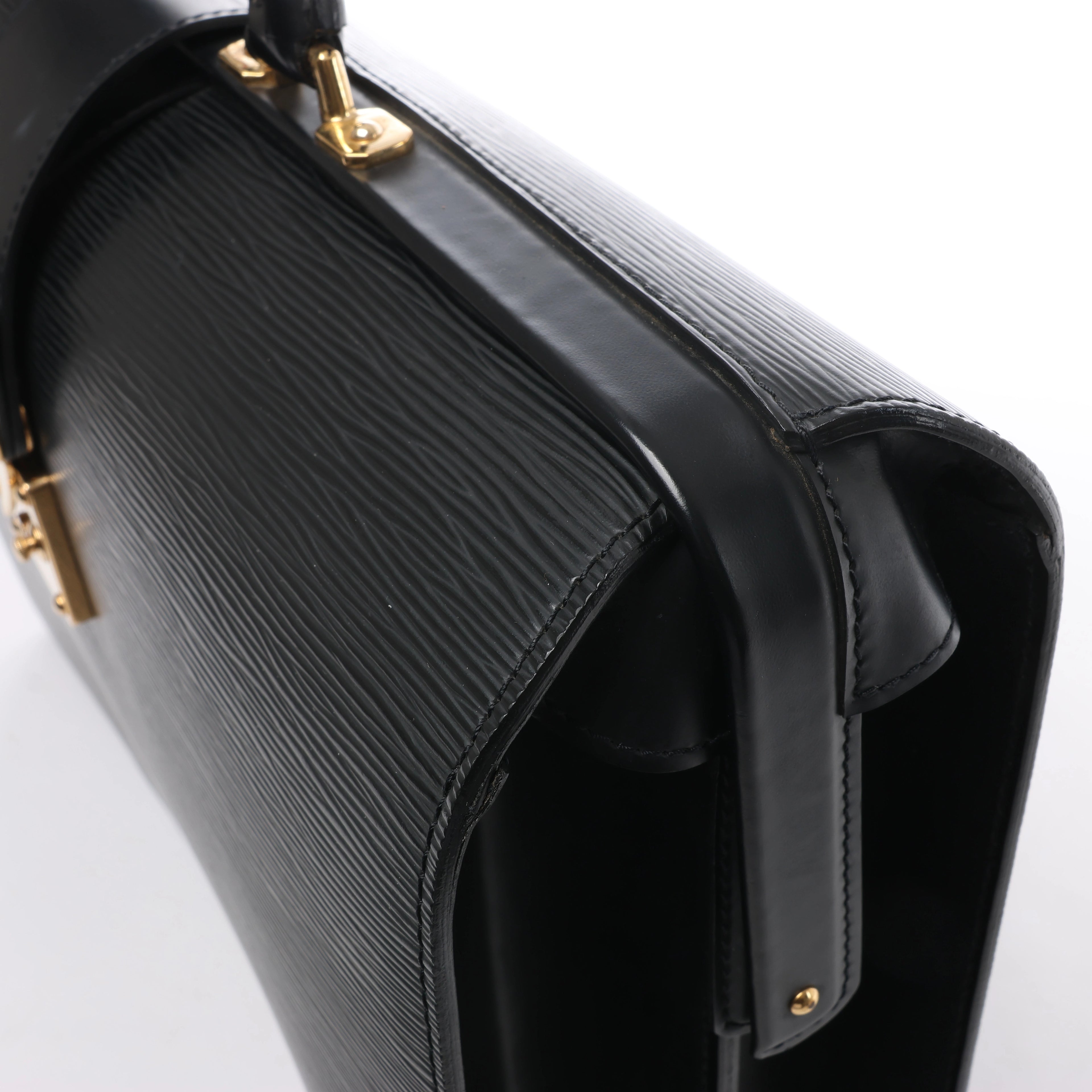 Maletín Louis Vuitton Robusto de Cuero Taiga en Negro