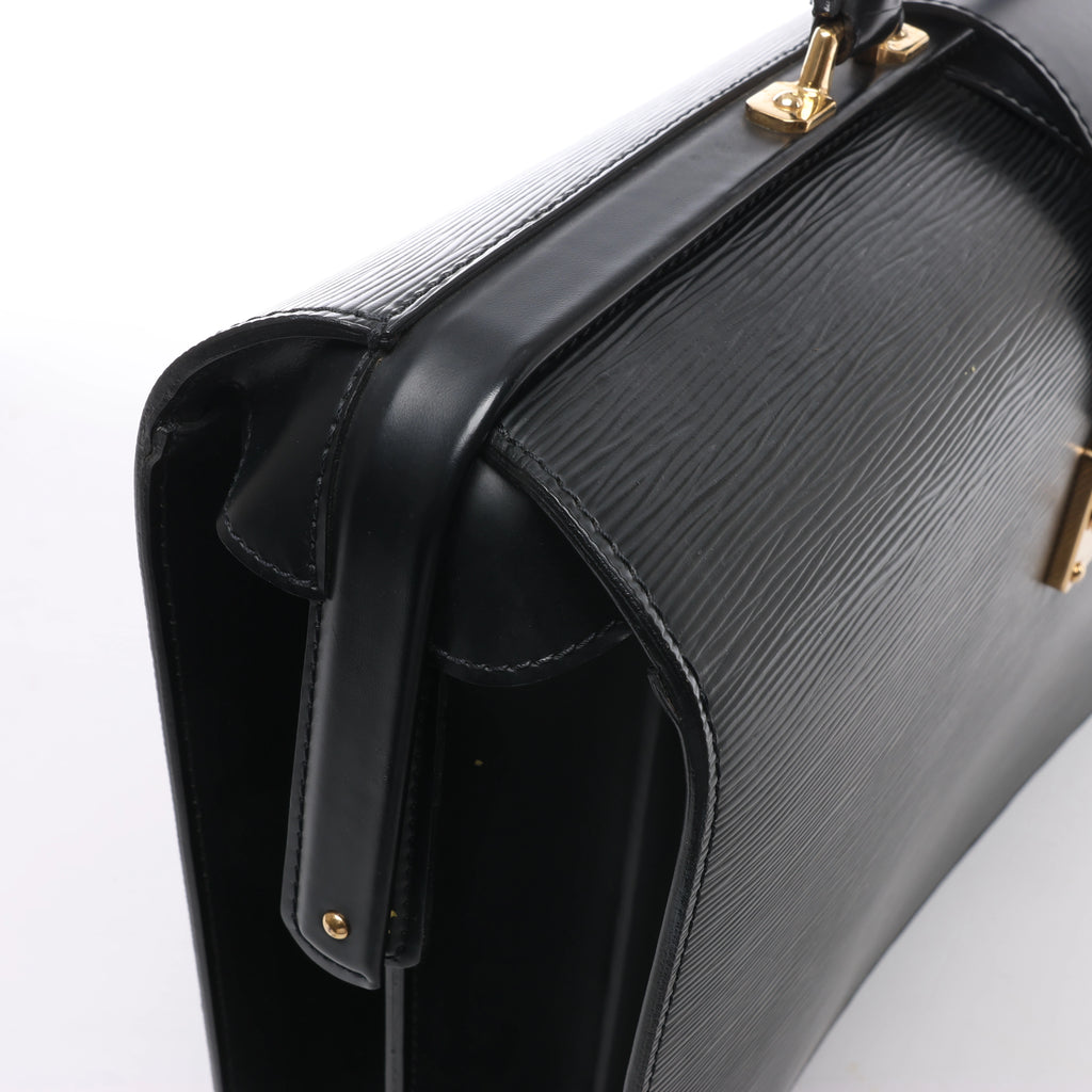 Maletín Louis Vuitton Robusto de Cuero Taiga en Negro