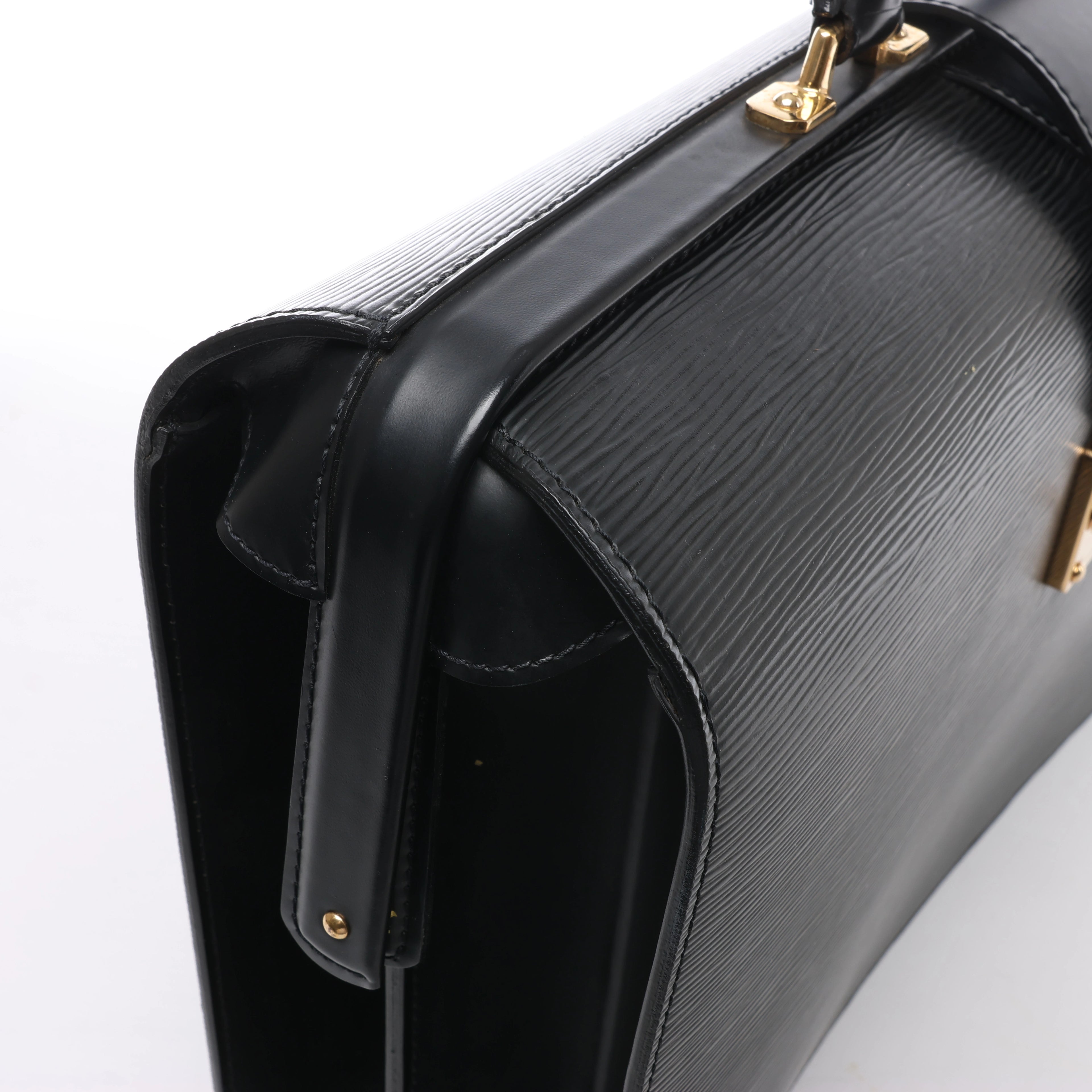 Maletín Louis Vuitton Robusto de Cuero Taiga en Negro
