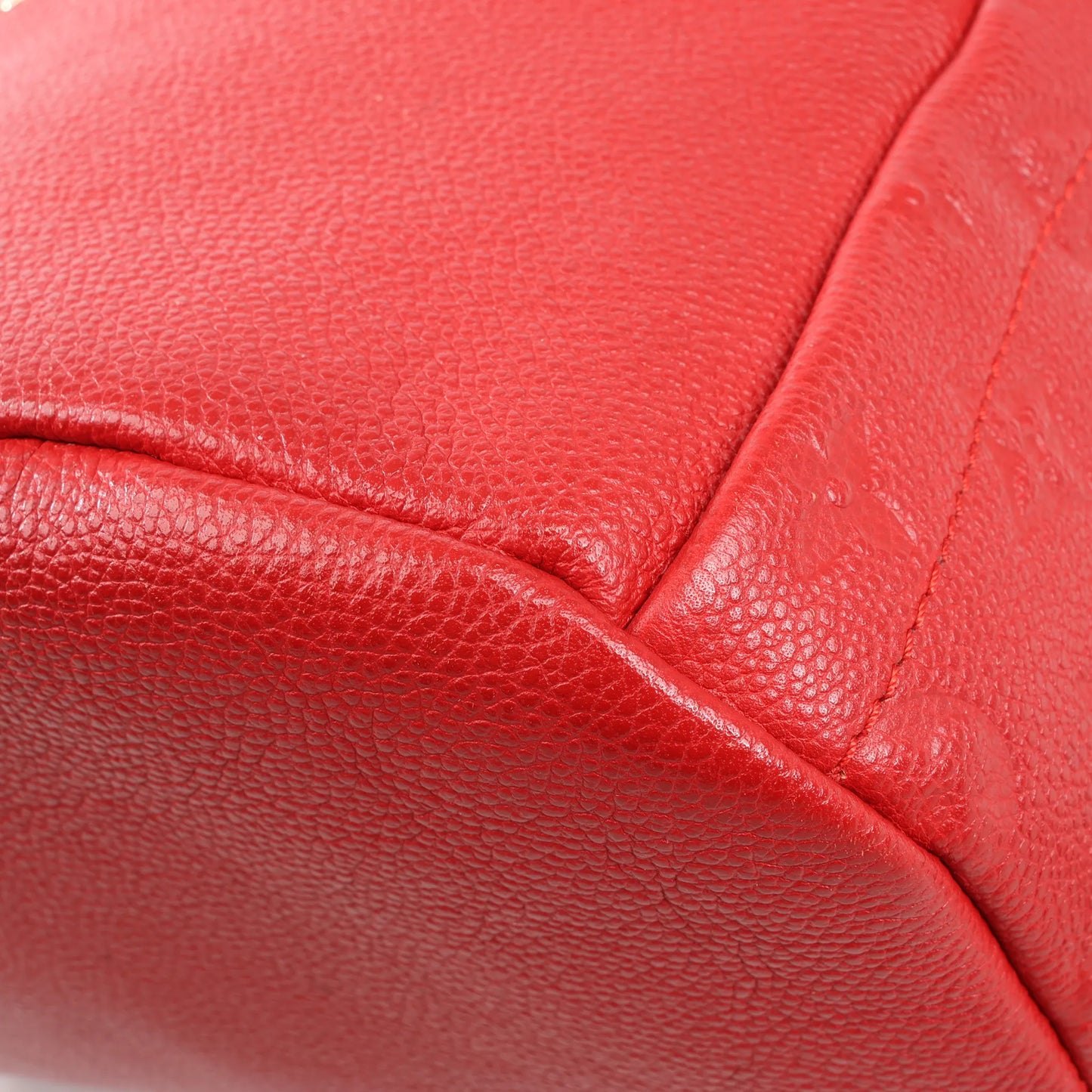 Louis Vuitton Sorbonne Monogram Empreinte Sac à dos en rouge M44015