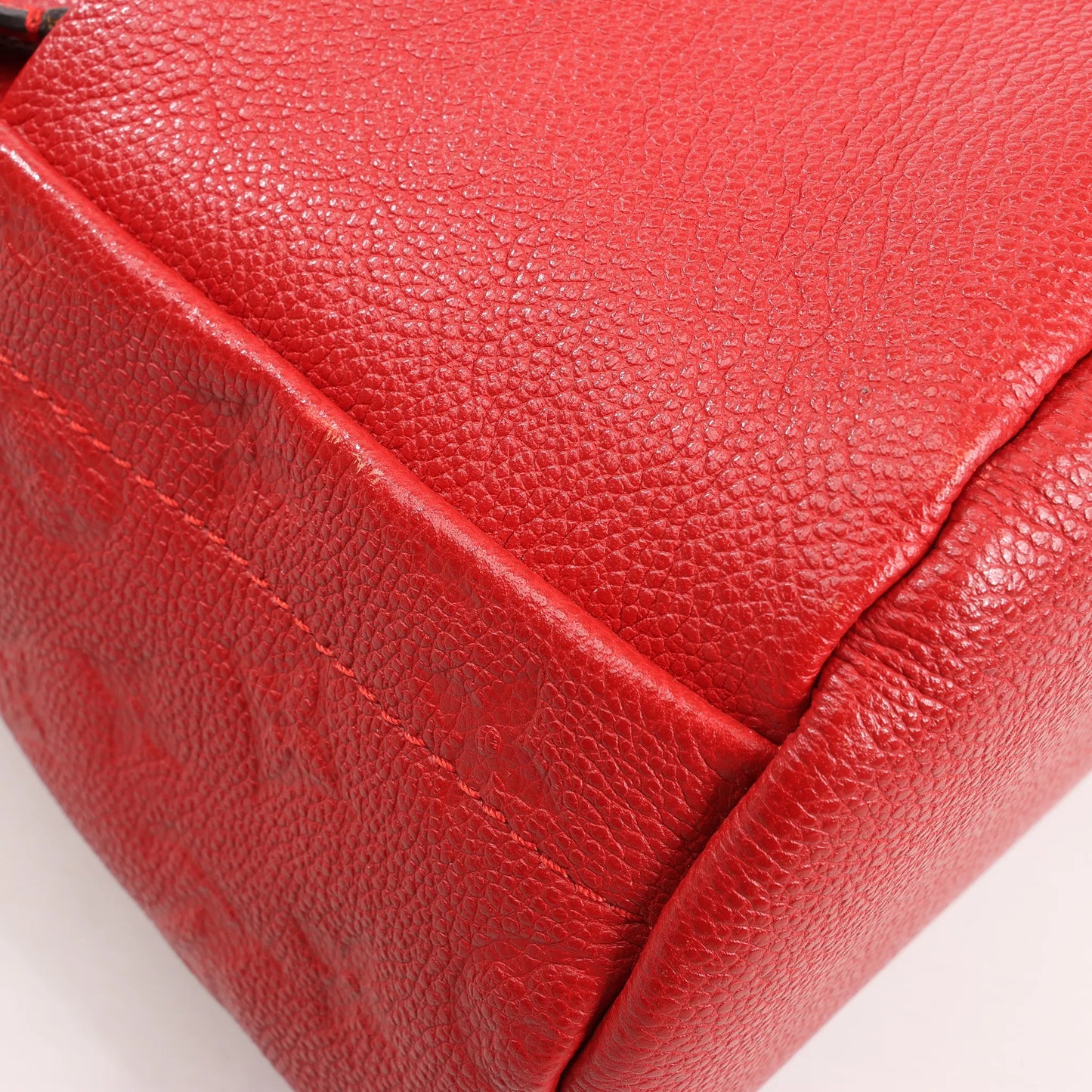 Louis Vuitton Sorbonne Monogram Empreinte Sac à dos en rouge M44015