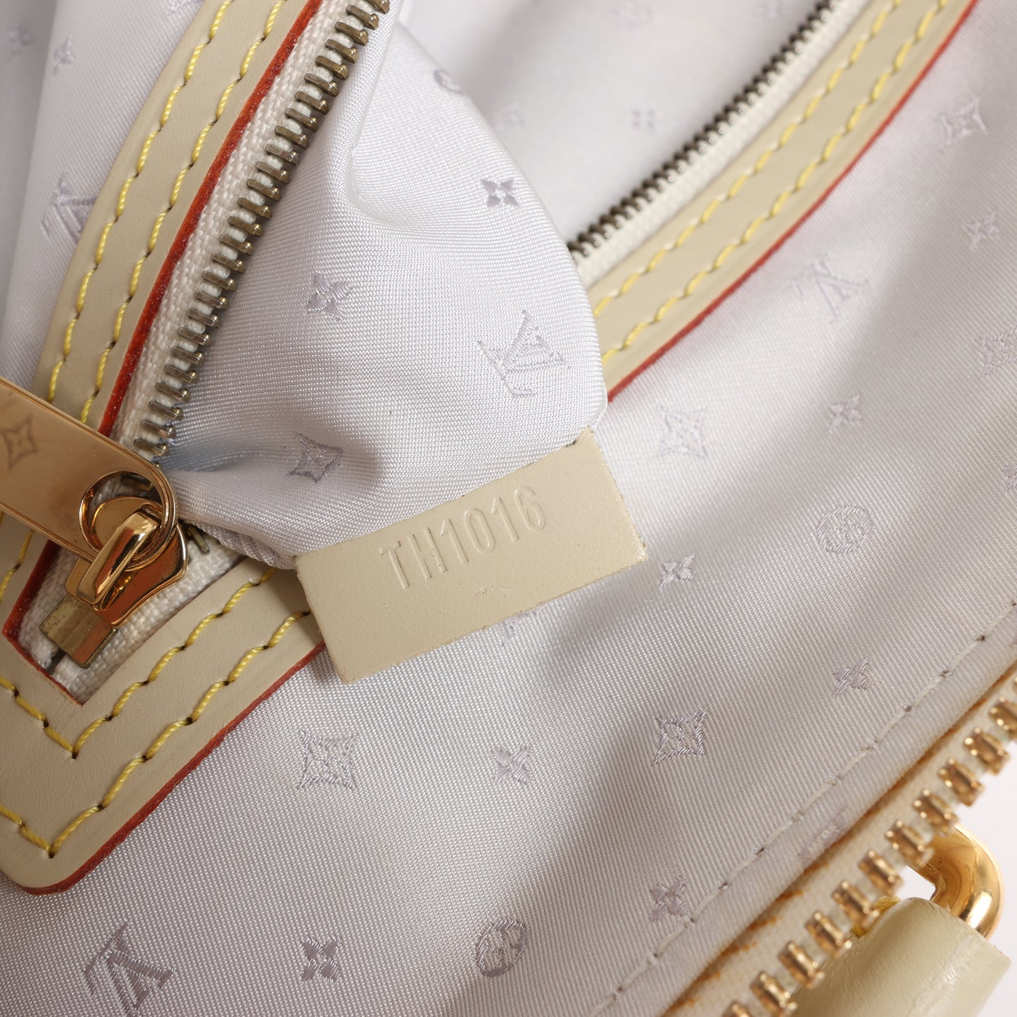 Louis Vuitton Suhali Lockit PM Handbag in Beige M91887