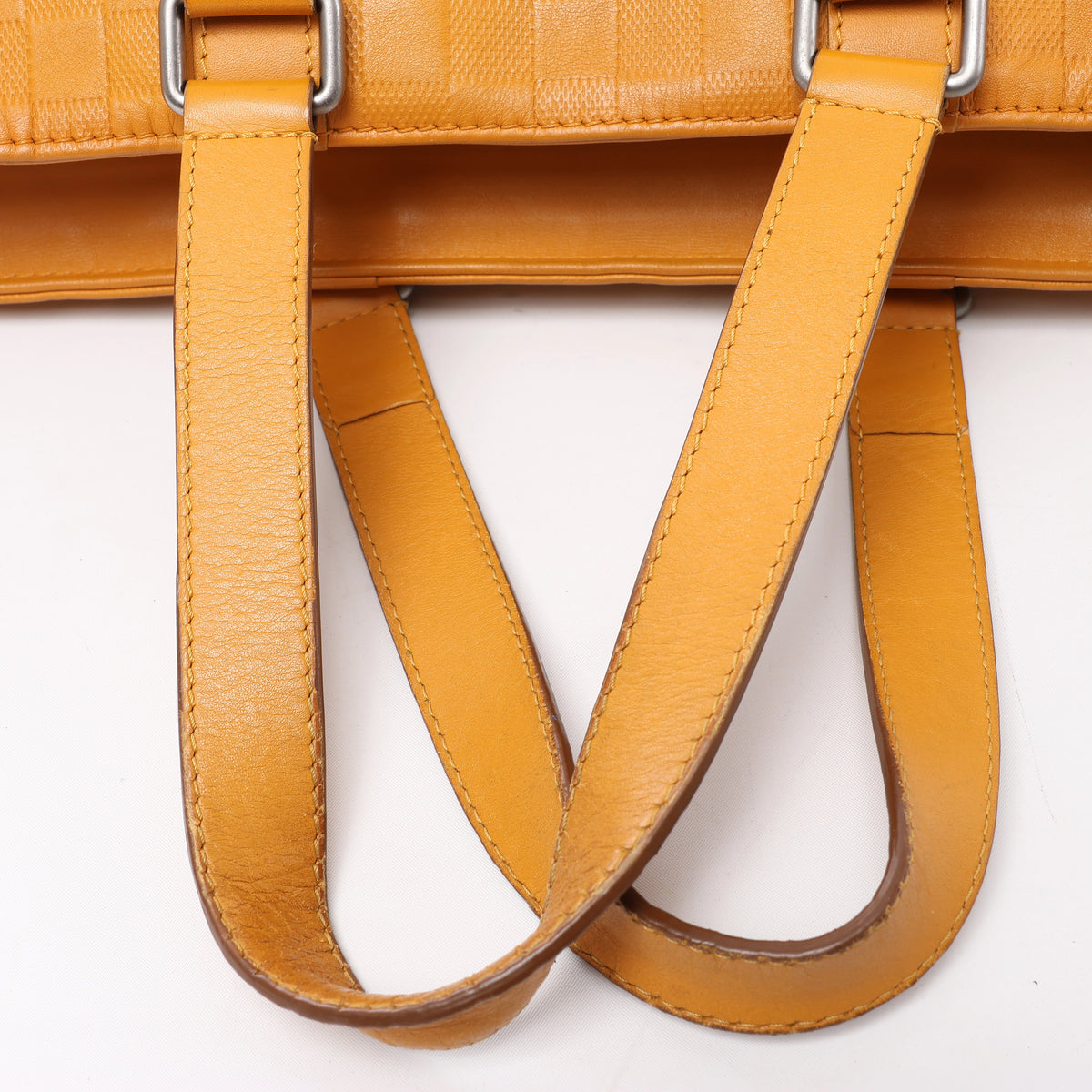 Bolso de mano Louis Vuitton Tadao PM Damier Infini en rojo N41268