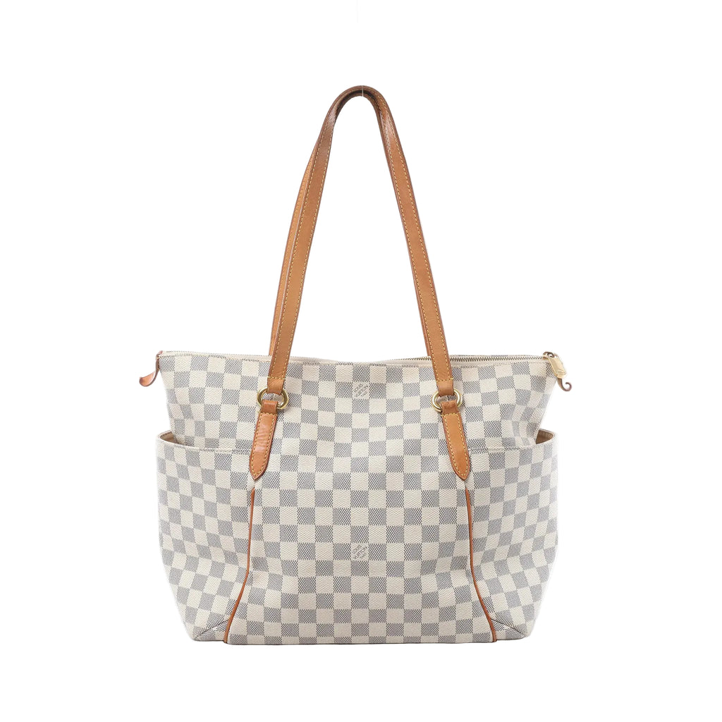 Louis Vuitton Totally MM shoulder bag in beige Damier Azur canvas with tan vachetta leather straps, gold-tone hardware, zip top and side pockets on white background.