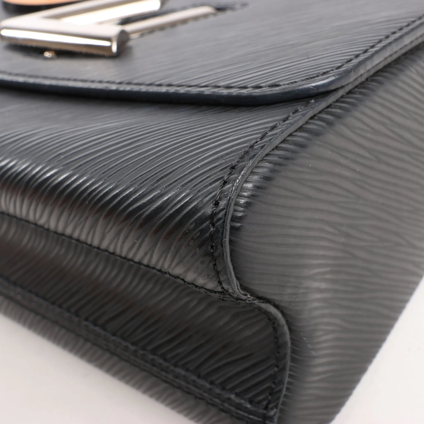 Louis Vuitton Twist MM Epi Leather Shoulder Bag in Black M53921