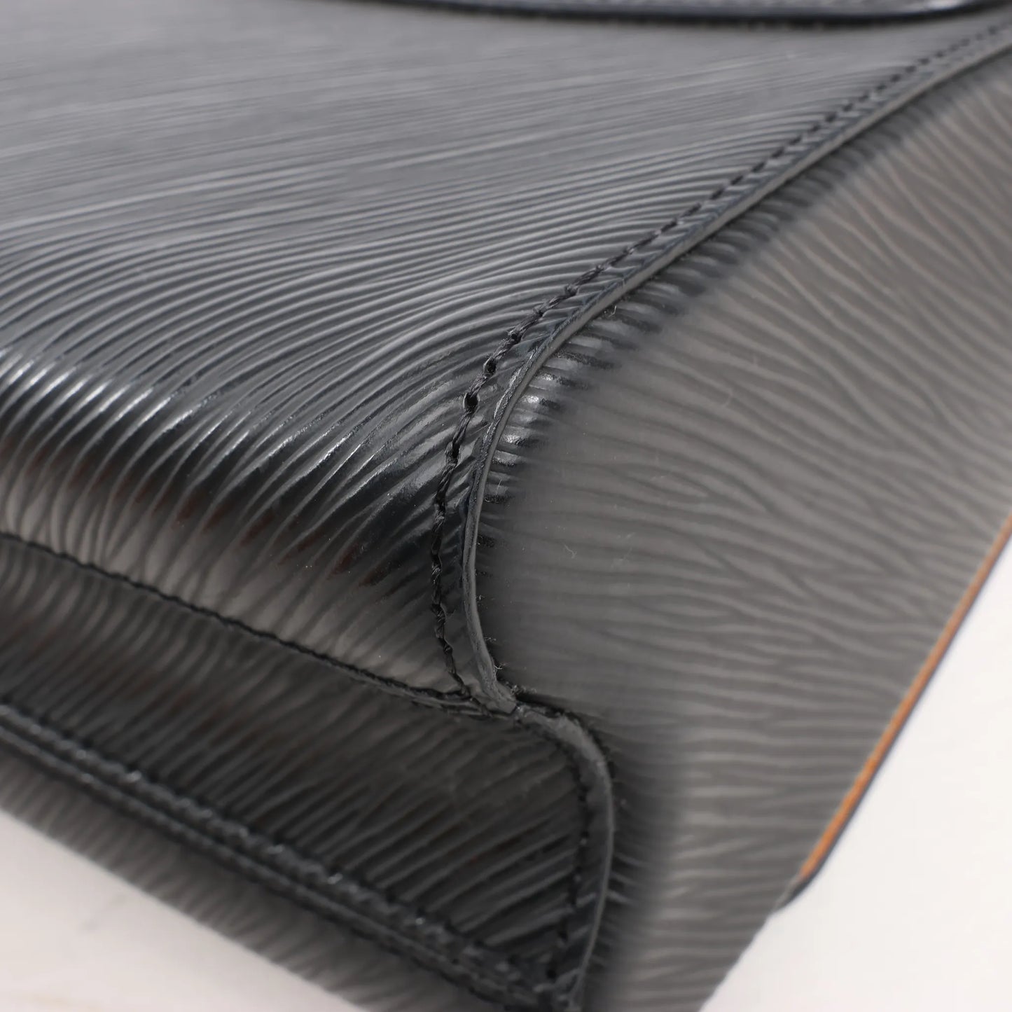 Louis Vuitton Twist MM Epi Leather Shoulder Bag in Black M53921