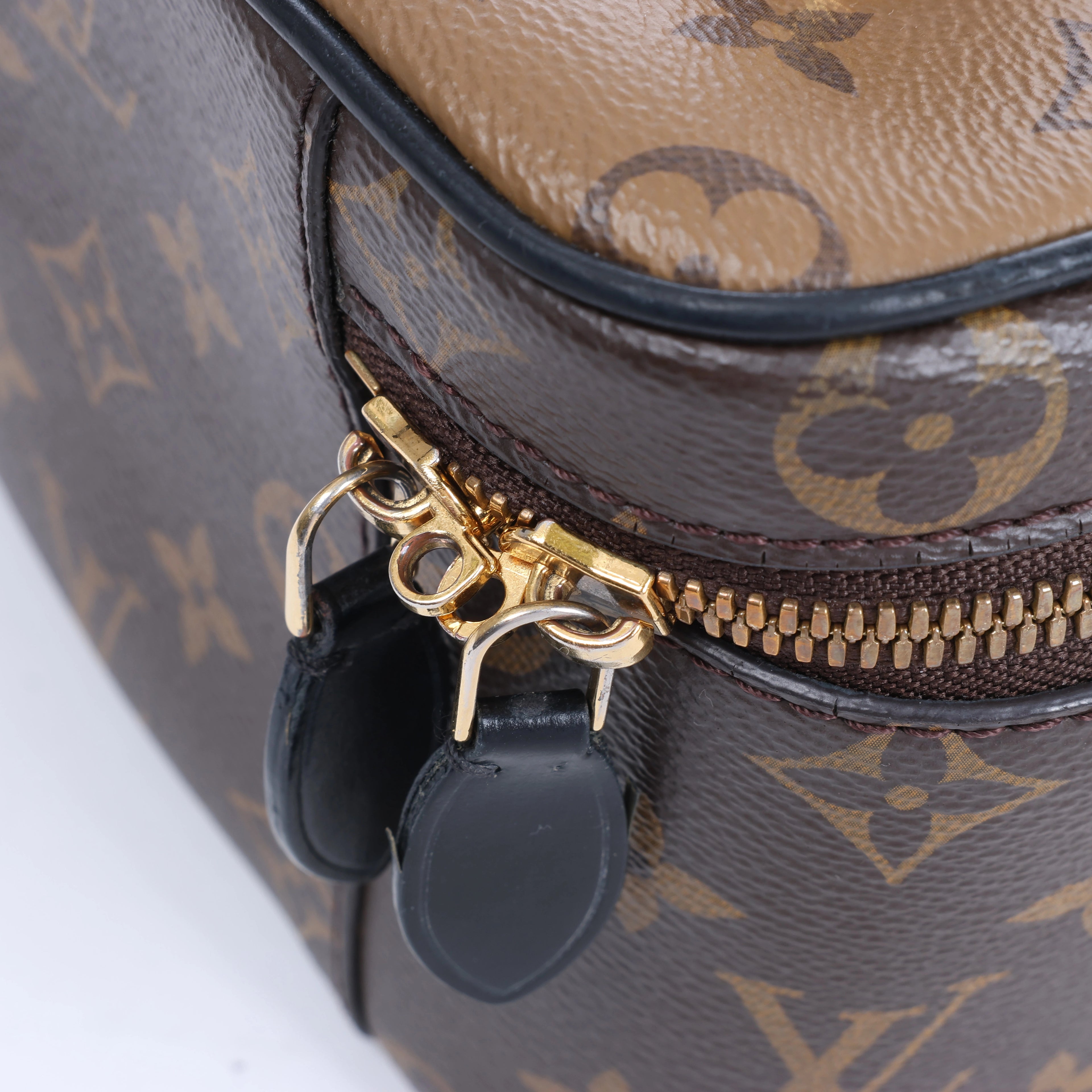 Bolso bandolera Louis Vuitton Utility Monogram en marrón M80446