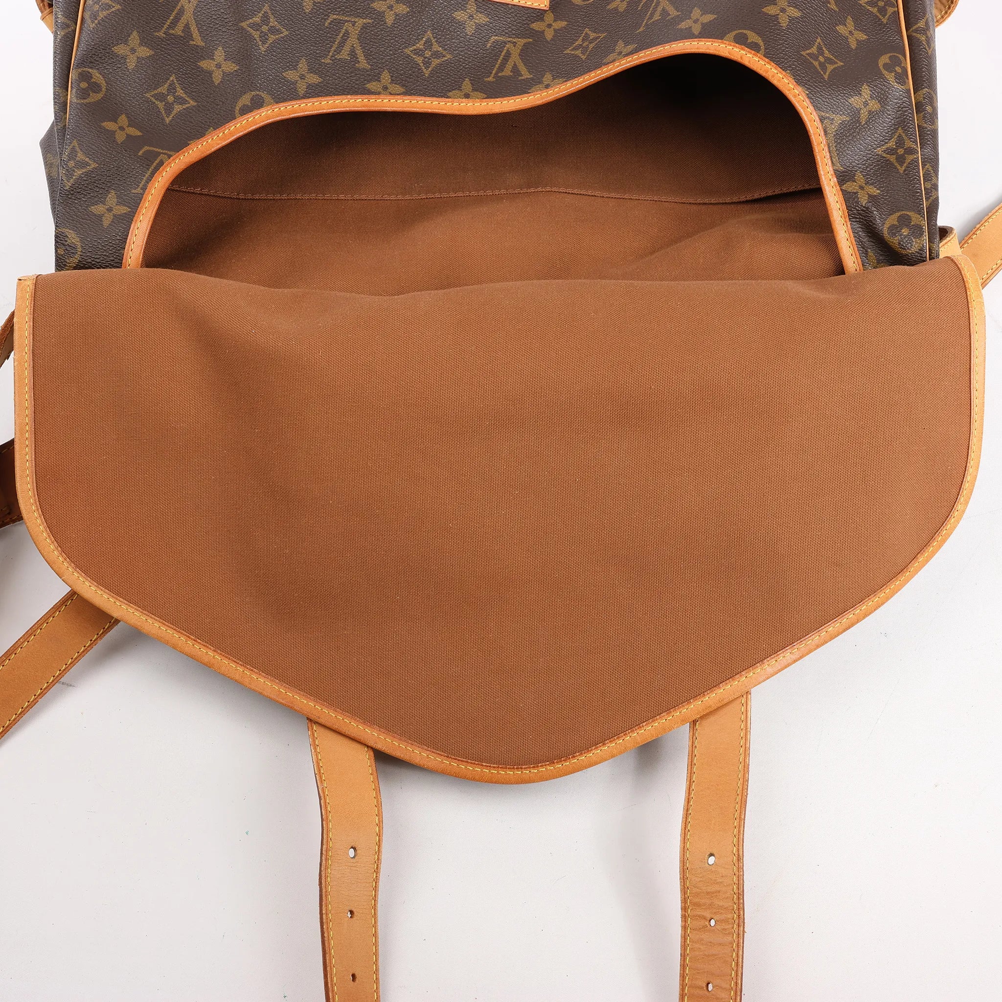 Louis Vuitton Monogram Canvas Saumur 43 Crossbody Bag M42252