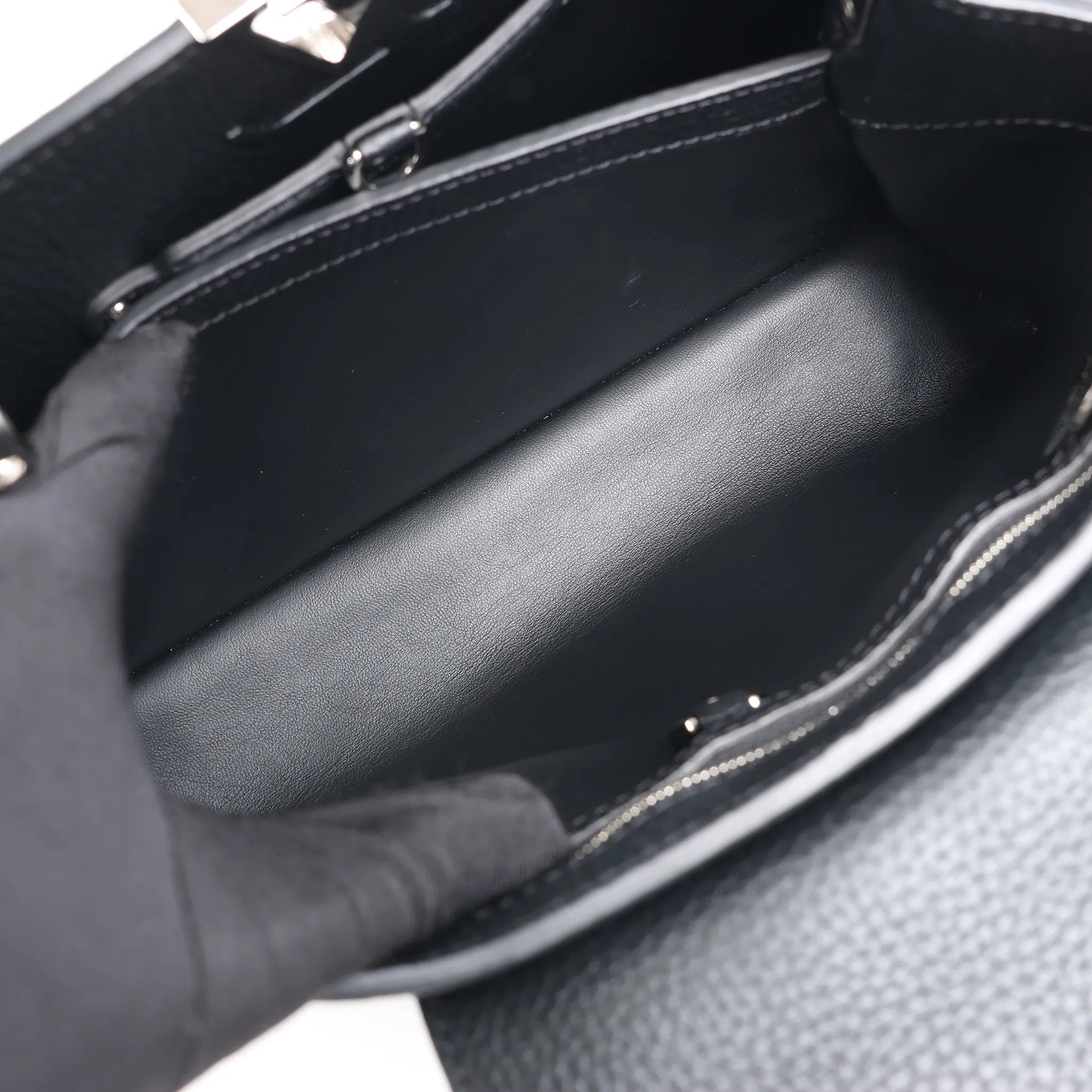 Louis Vuitton x  Taurillon Capucines MM 2Way Handbag in Black M21663