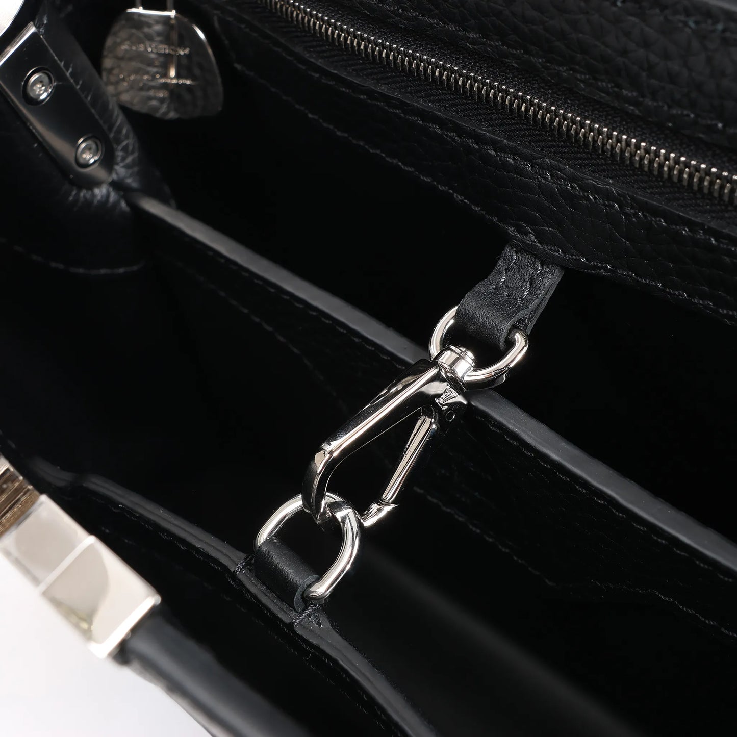 Sac à main Louis Vuitton x Taurillon Capucines MM 2 en 1 noir M21663