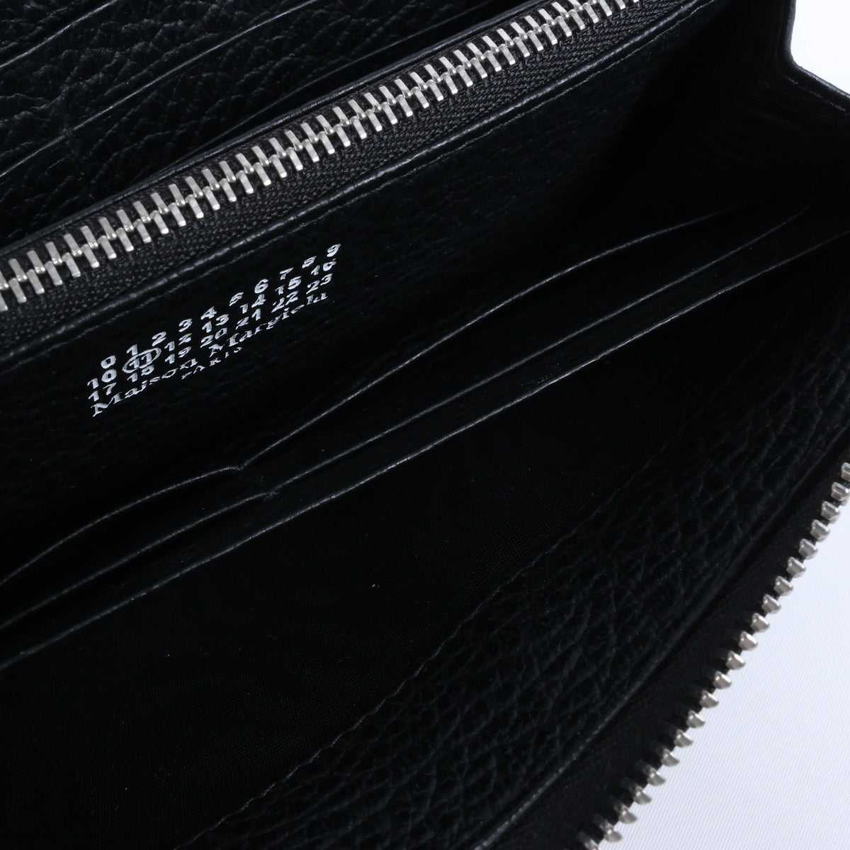 Maison Margiela Zip Round Leather Wallet in Black S56UI0110
