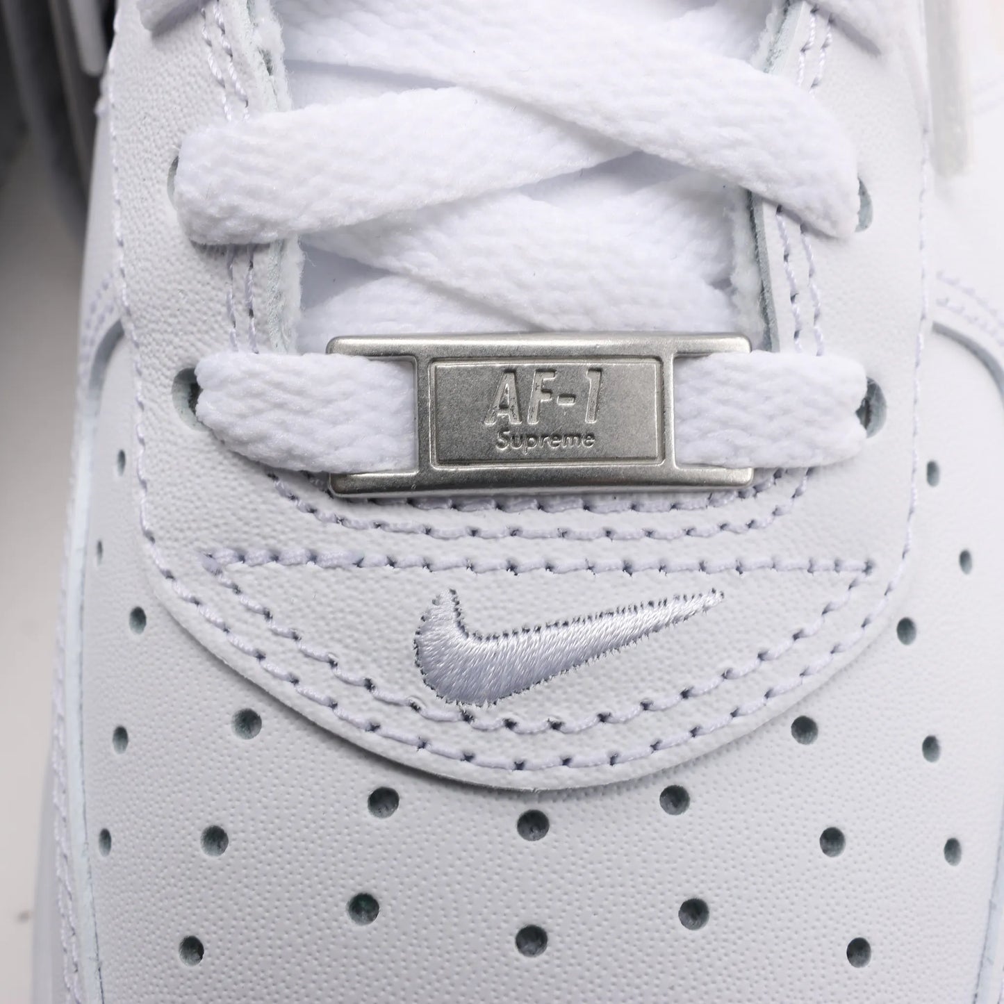 Nike x Supreme AIR FORCE 1 LOW SP Leder-Sneaker in Weiß CU9225-100, Größe 43 EU