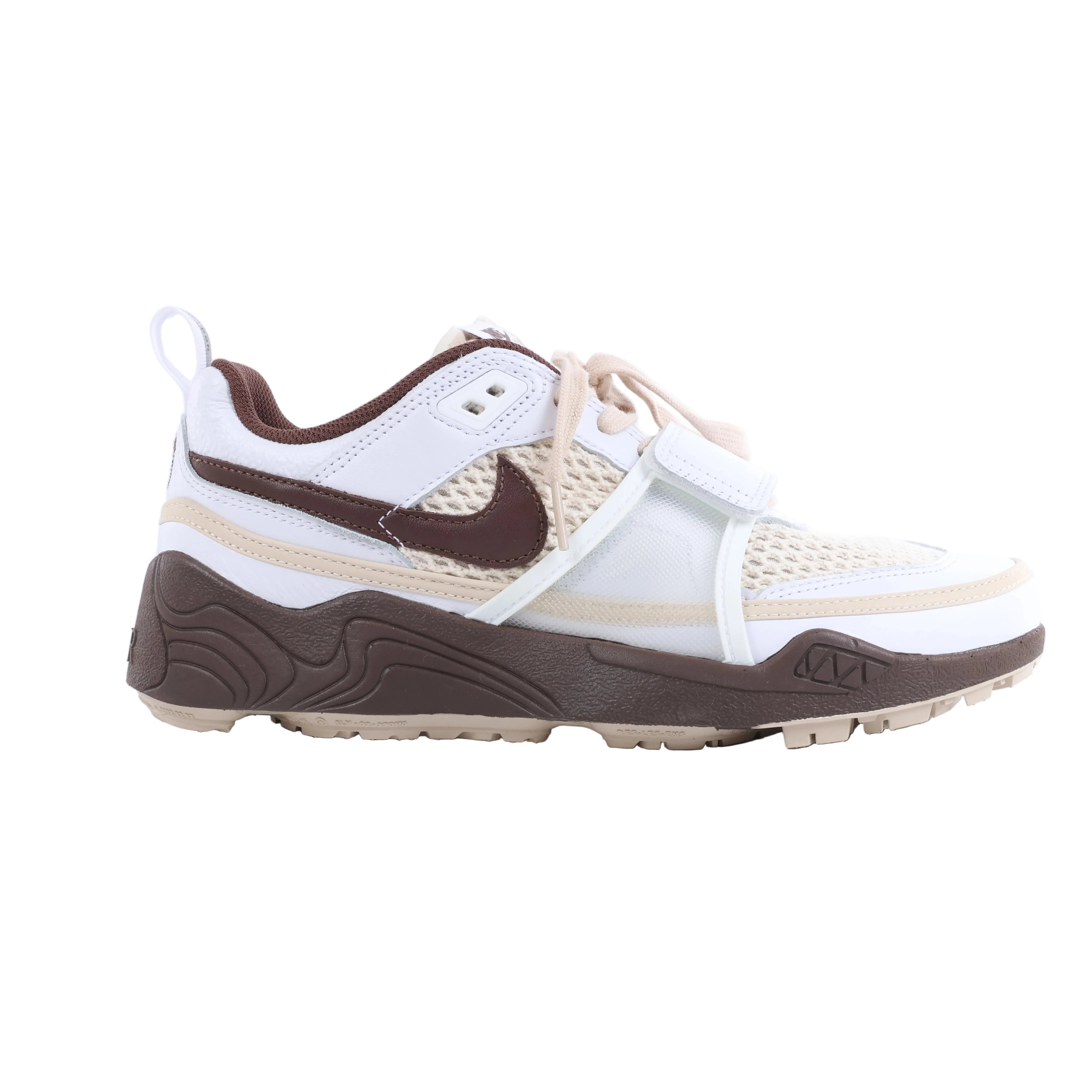 White and brown Nike x Travis Scott Zoom Field Jaxx sneakers displayed with a blue JACK shoebox and spare brown laces.