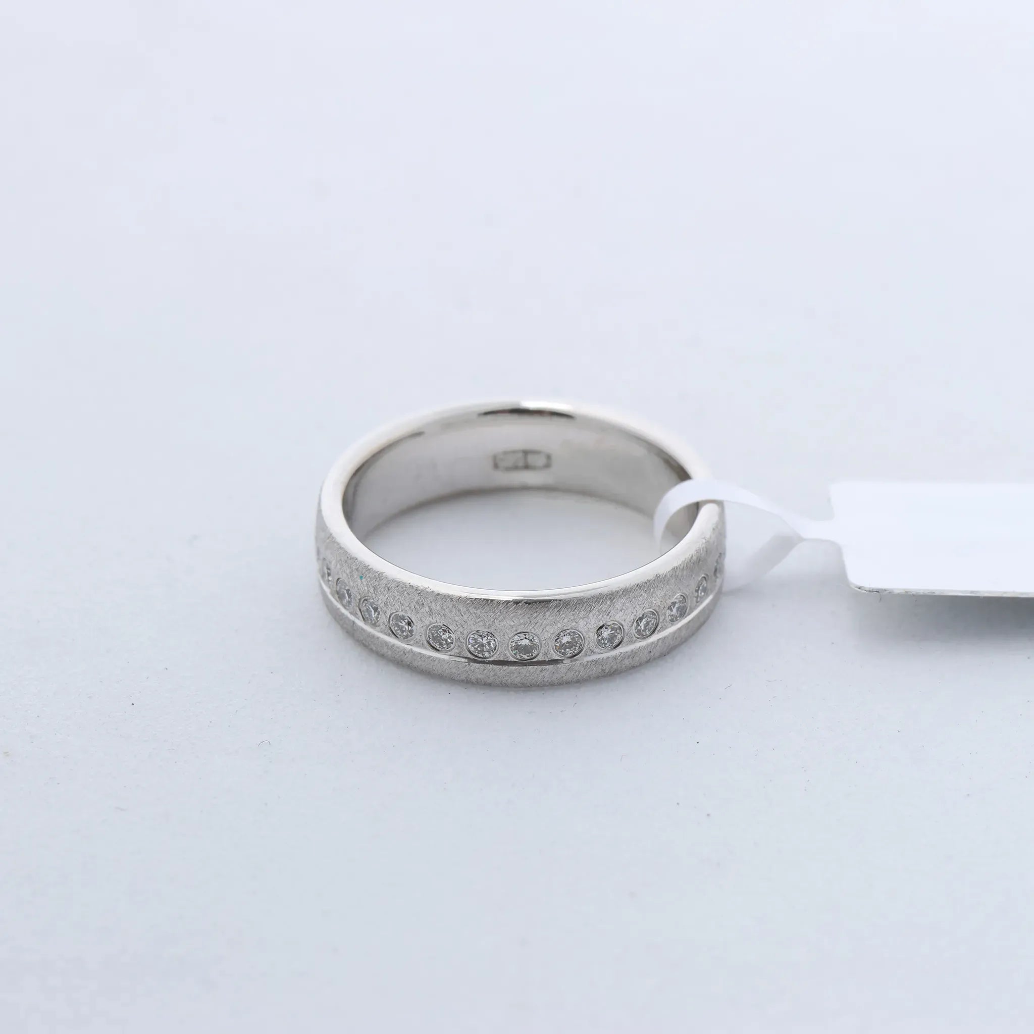 Non Signe / Unsigned 14k Gold (Au585) Ring with 30 Natural Diamonds