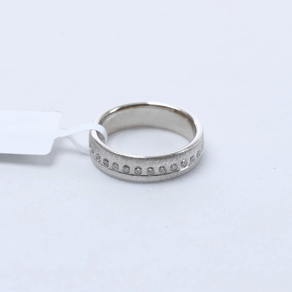 Non Signe / Unsigned 14k Gold (Au585) Ring with 30 Natural Diamonds