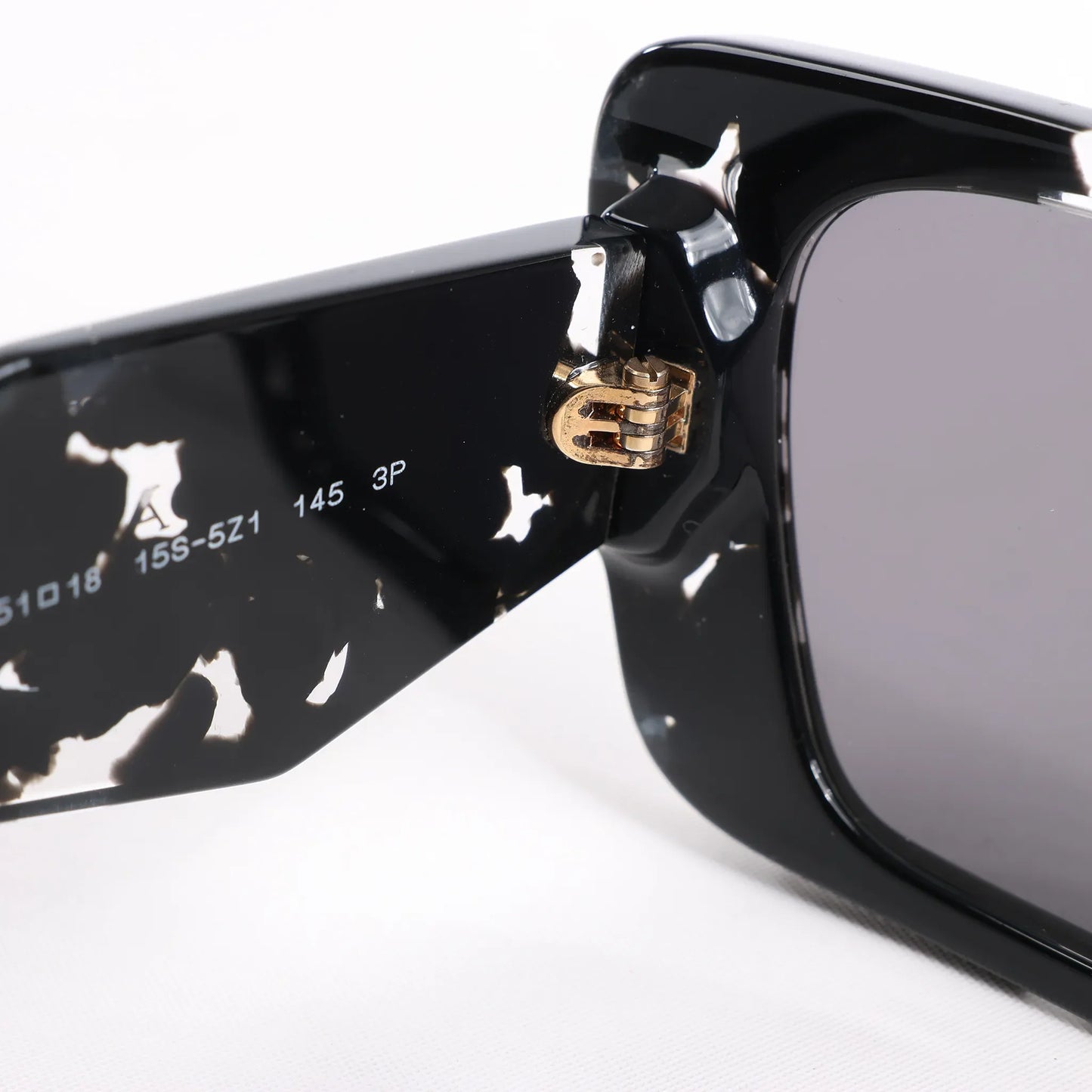 Lunettes de soleil Prada œil de chat noires PR 08Y