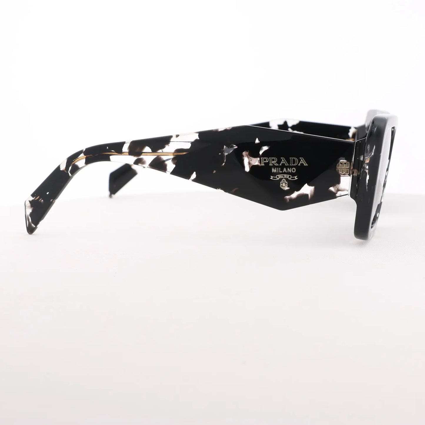 Lunettes de soleil Prada œil de chat noires PR 08Y