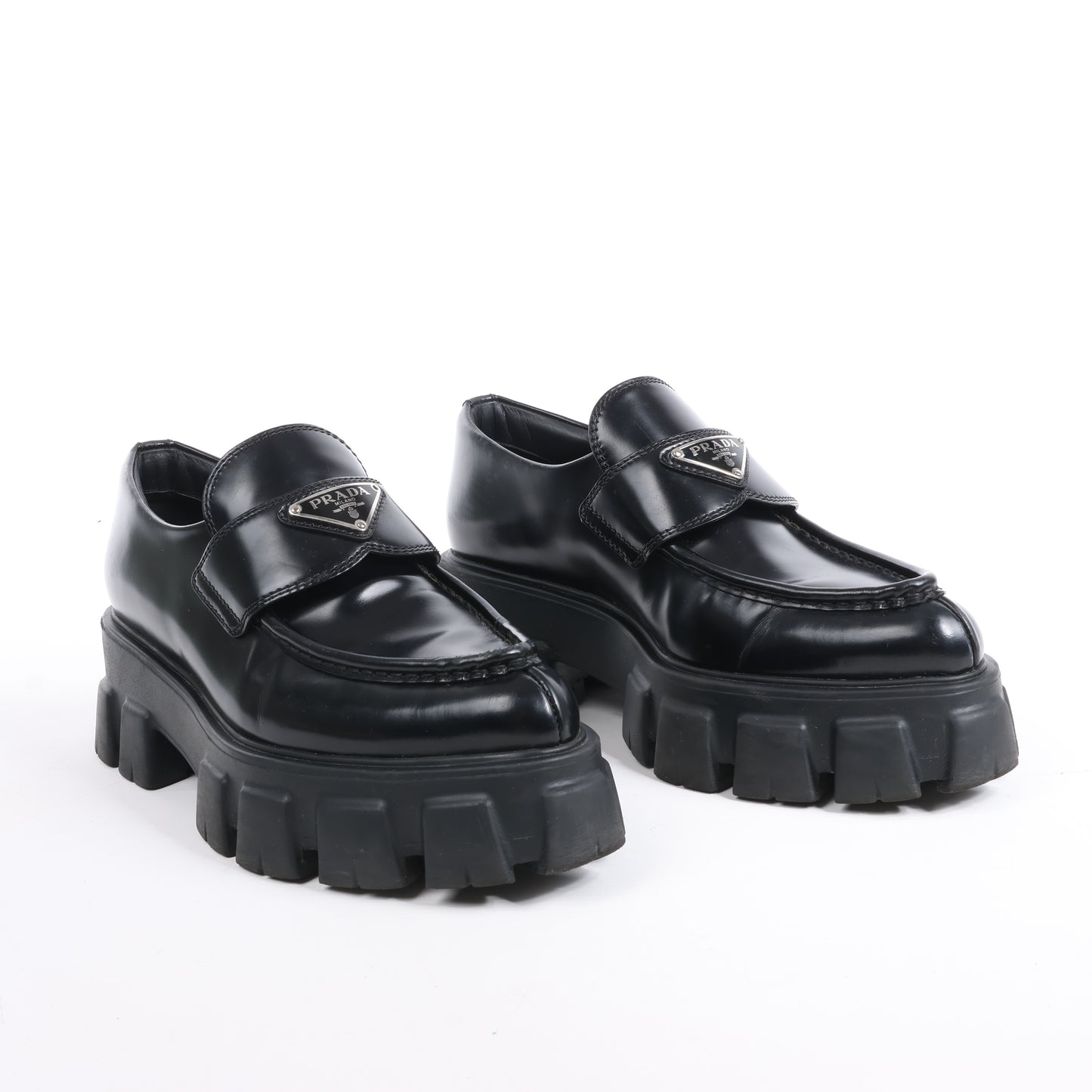Mocassins pointus Prada Spazzolato Triangle Logo Monolith 55 mm en noir, pointure 38,5 EU