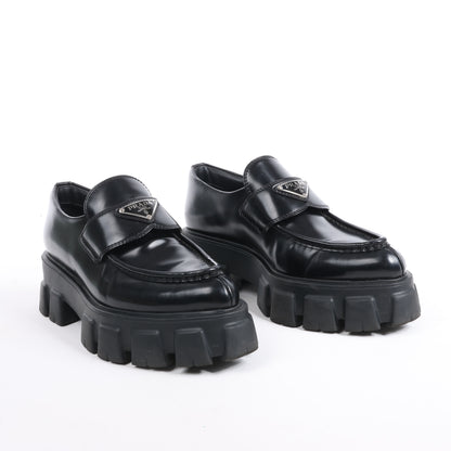Mocassins pointus Prada Spazzolato Triangle Logo Monolith 55 mm en noir, pointure 38,5 EU