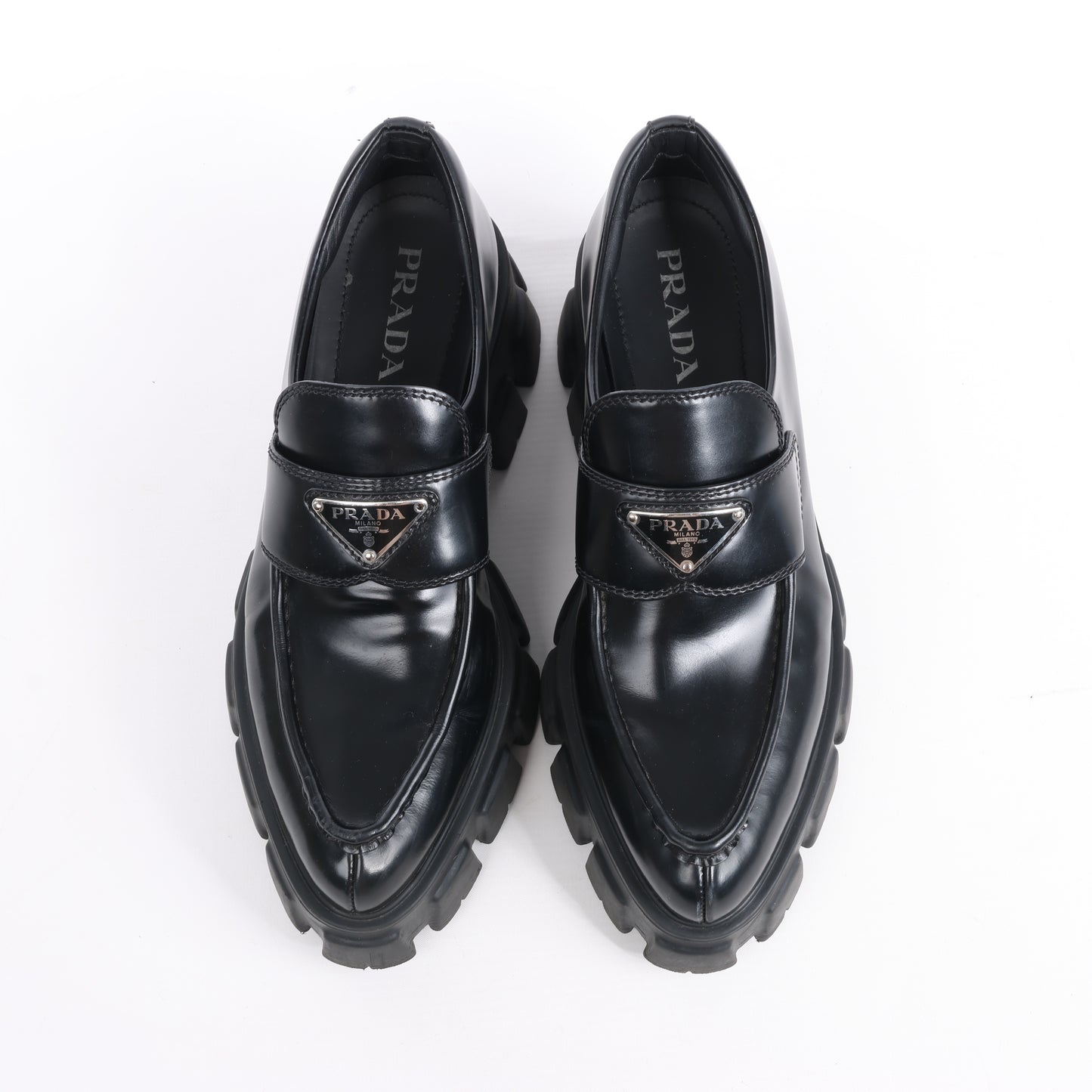 Mocassins pointus Prada Spazzolato Triangle Logo Monolith 55 mm en noir, pointure 38,5 EU