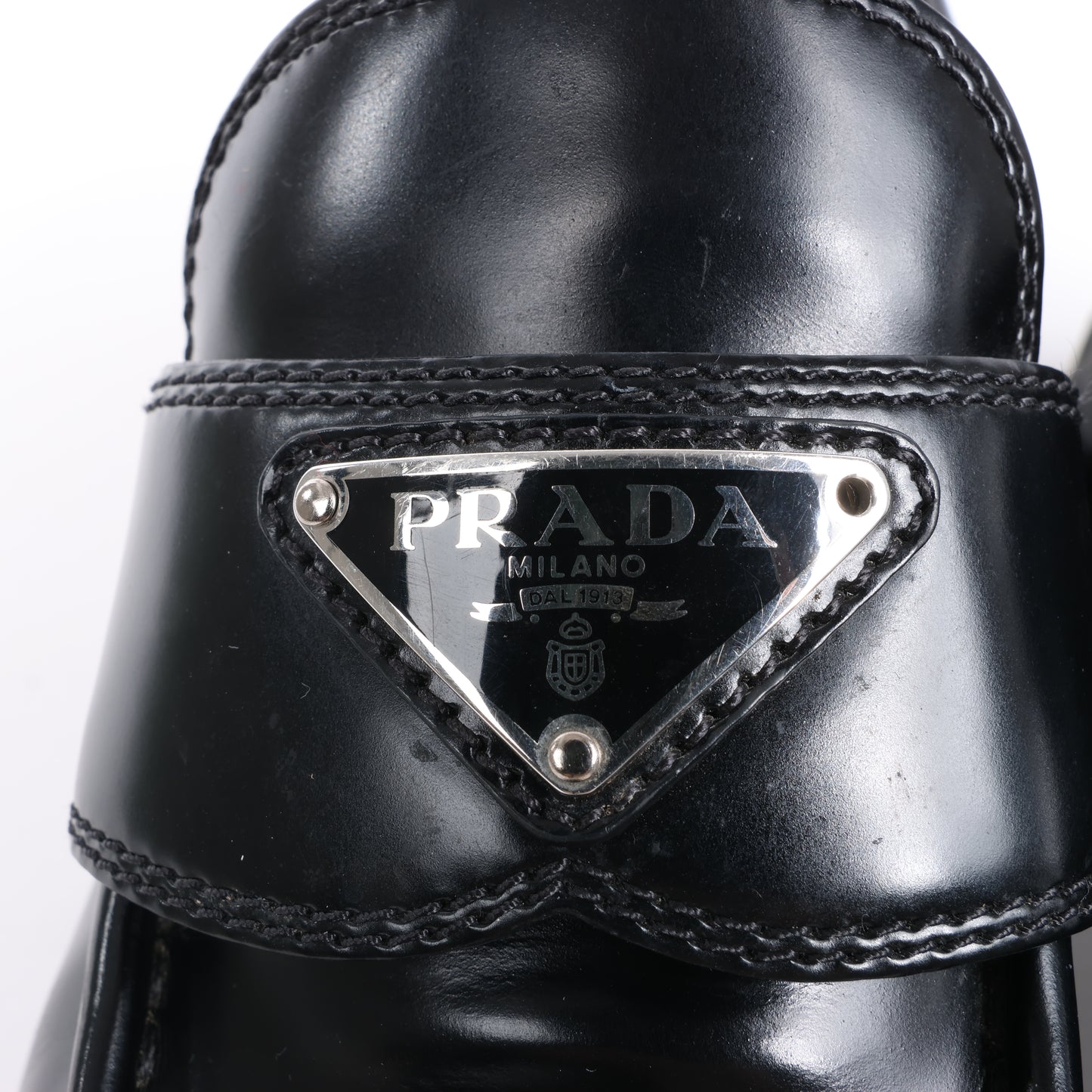 Mocassins pointus Prada Spazzolato Triangle Logo Monolith 55 mm en noir, pointure 38,5 EU