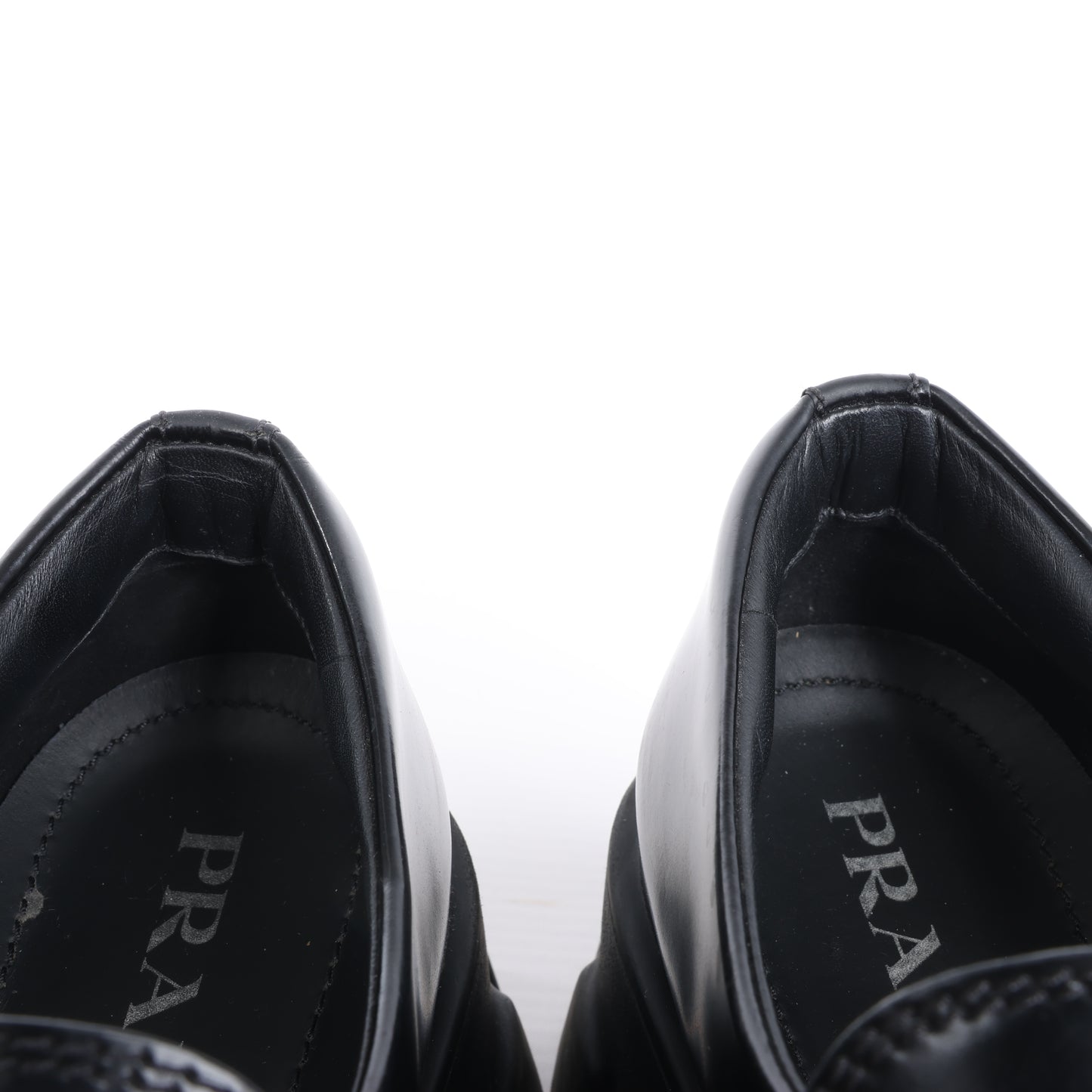 Mocassins pointus Prada Spazzolato Triangle Logo Monolith 55 mm en noir, pointure 38,5 EU