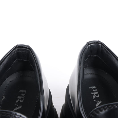 Mocassins pointus Prada Spazzolato Triangle Logo Monolith 55 mm en noir, pointure 38,5 EU
